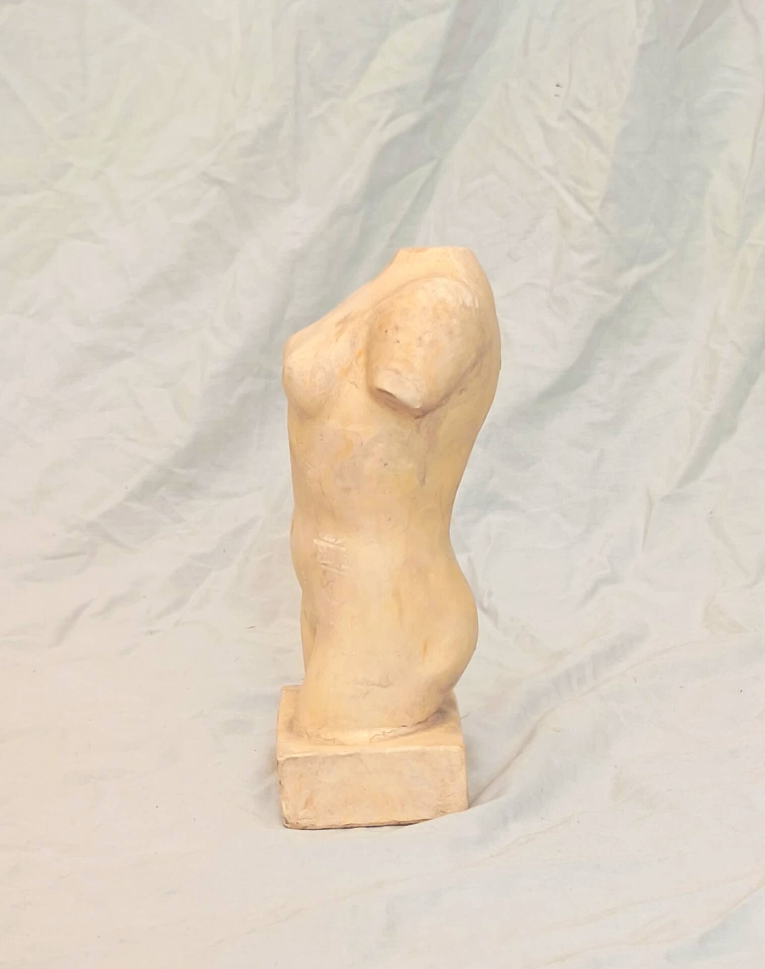 Sculpture en pierre de torse féminin