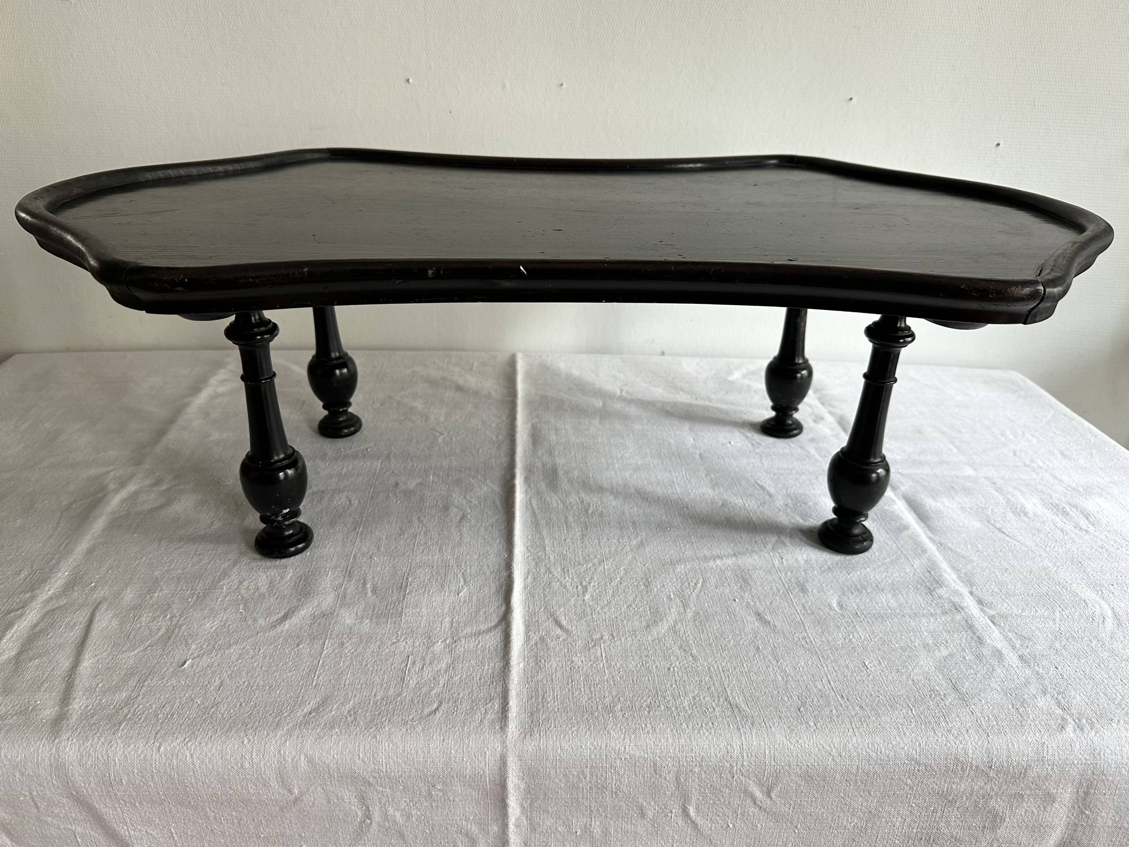 Presentation table of Napoleon III in black lacquered wood, 19th century.