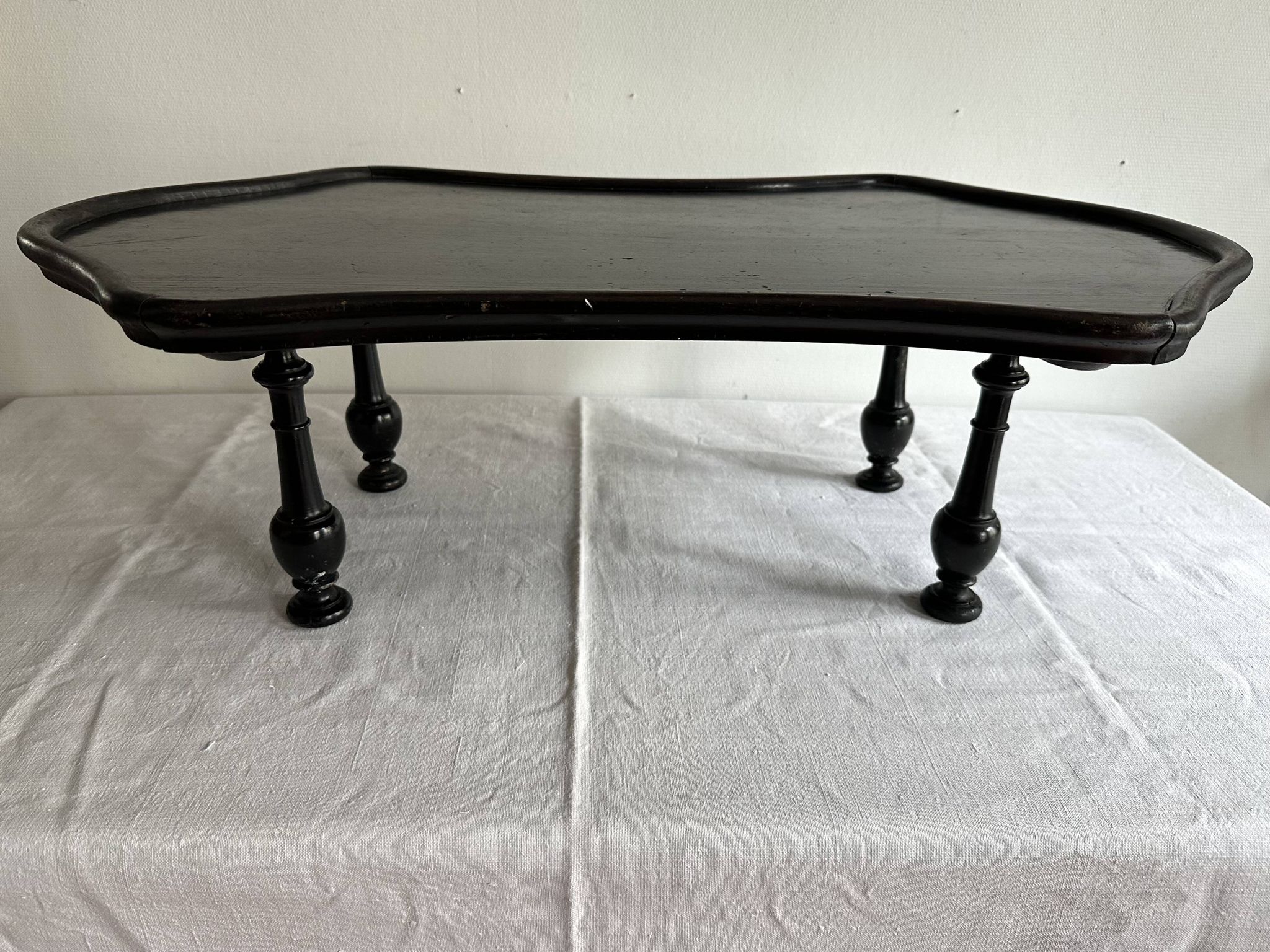 Presentation table of Napoleon III in black lacquered wood, 19th century.