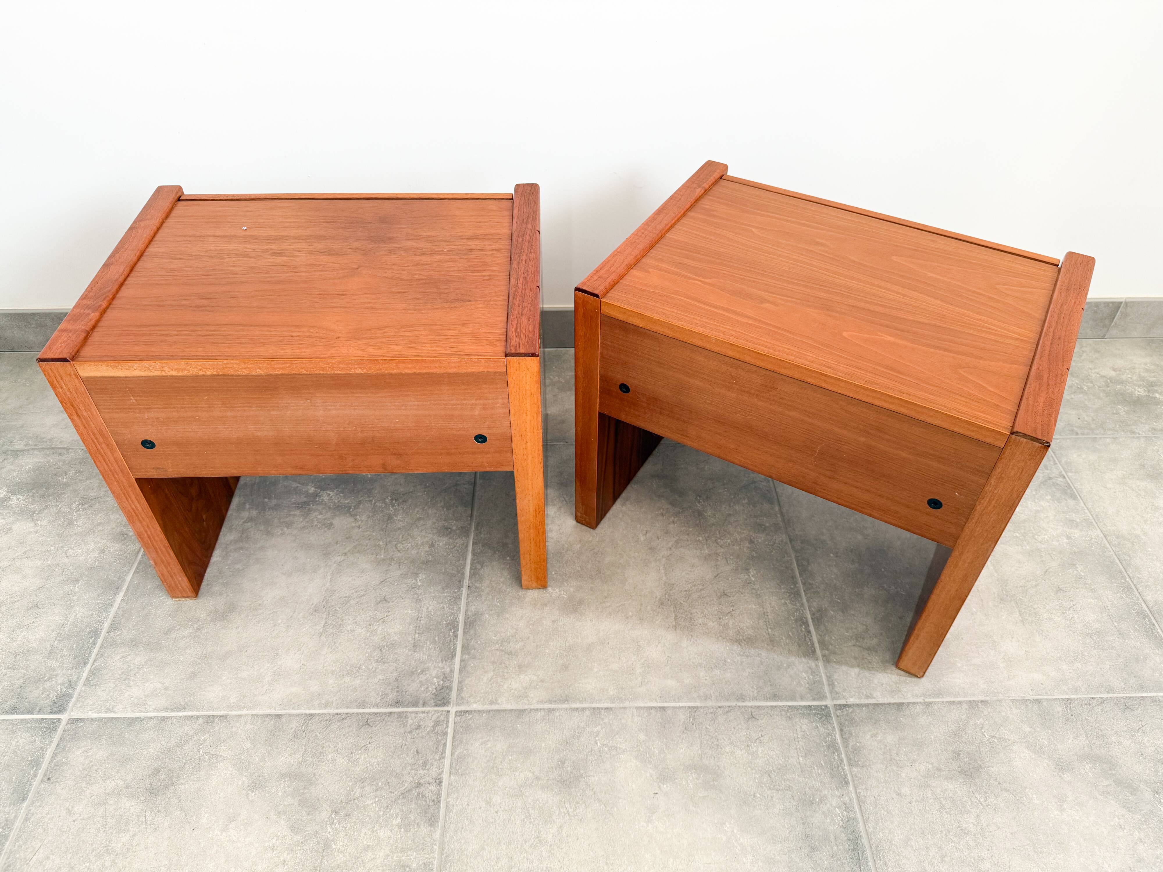 Pair of elm bedside tables dlg Maison Regain, circa 1980'
