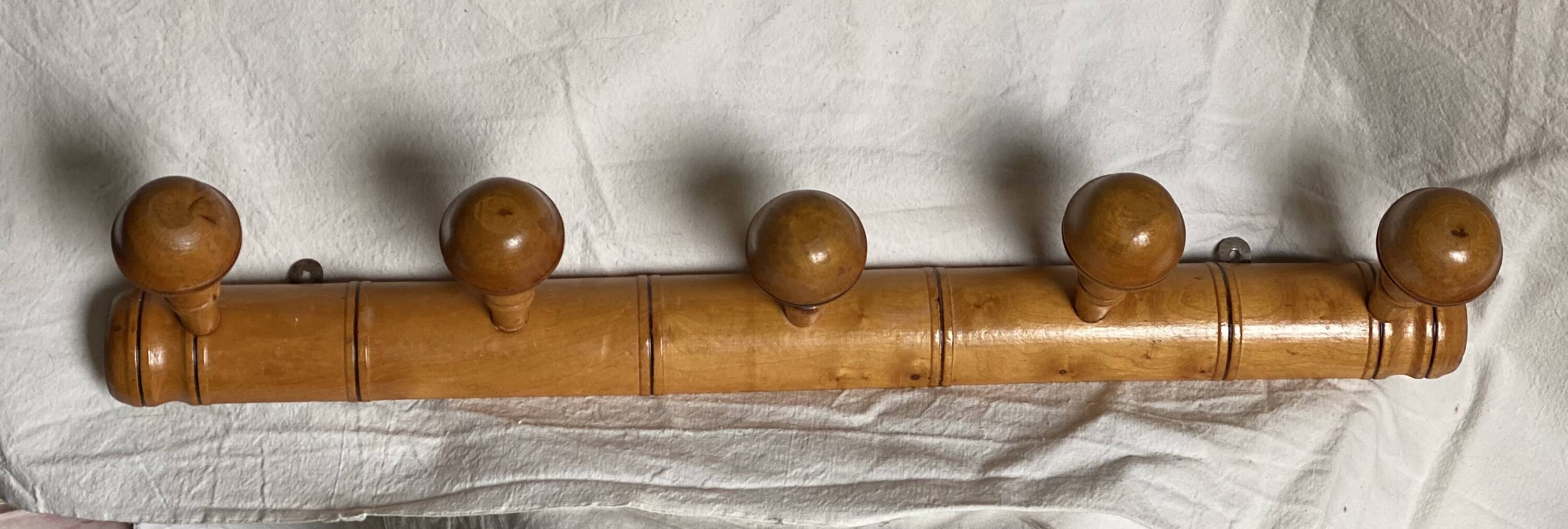 Wall-mounted coat rack with 5 turned wooden hooks