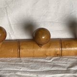 Wall-mounted coat rack with 5 turned wooden hooks