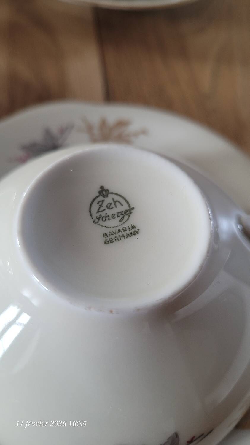 4 cups and saucers made of fine porcelain from Bavaria.