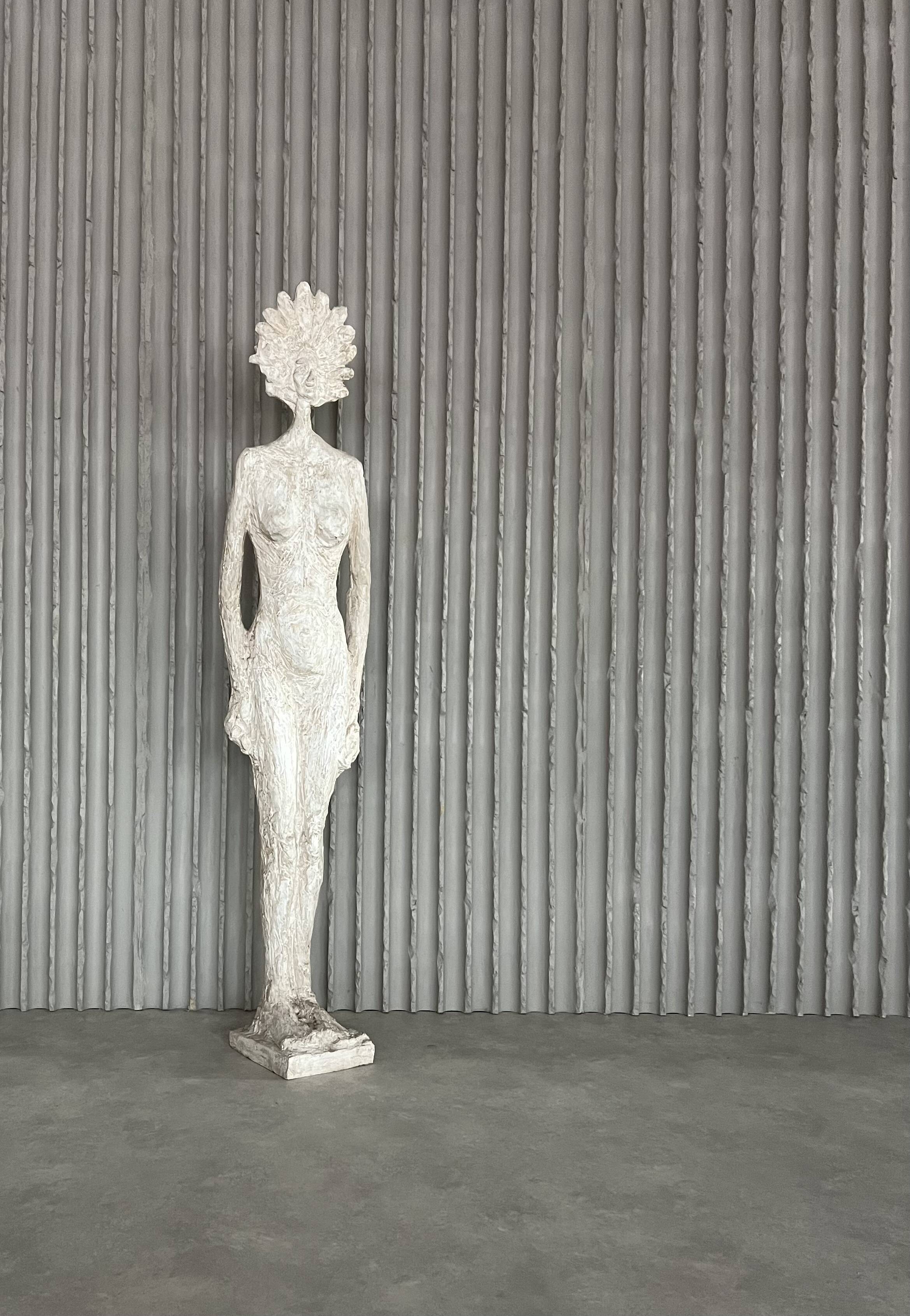 Sculpture en fibre de verre à taille réelle d'une femme, dans le style de Giacometti. France, années 1970.