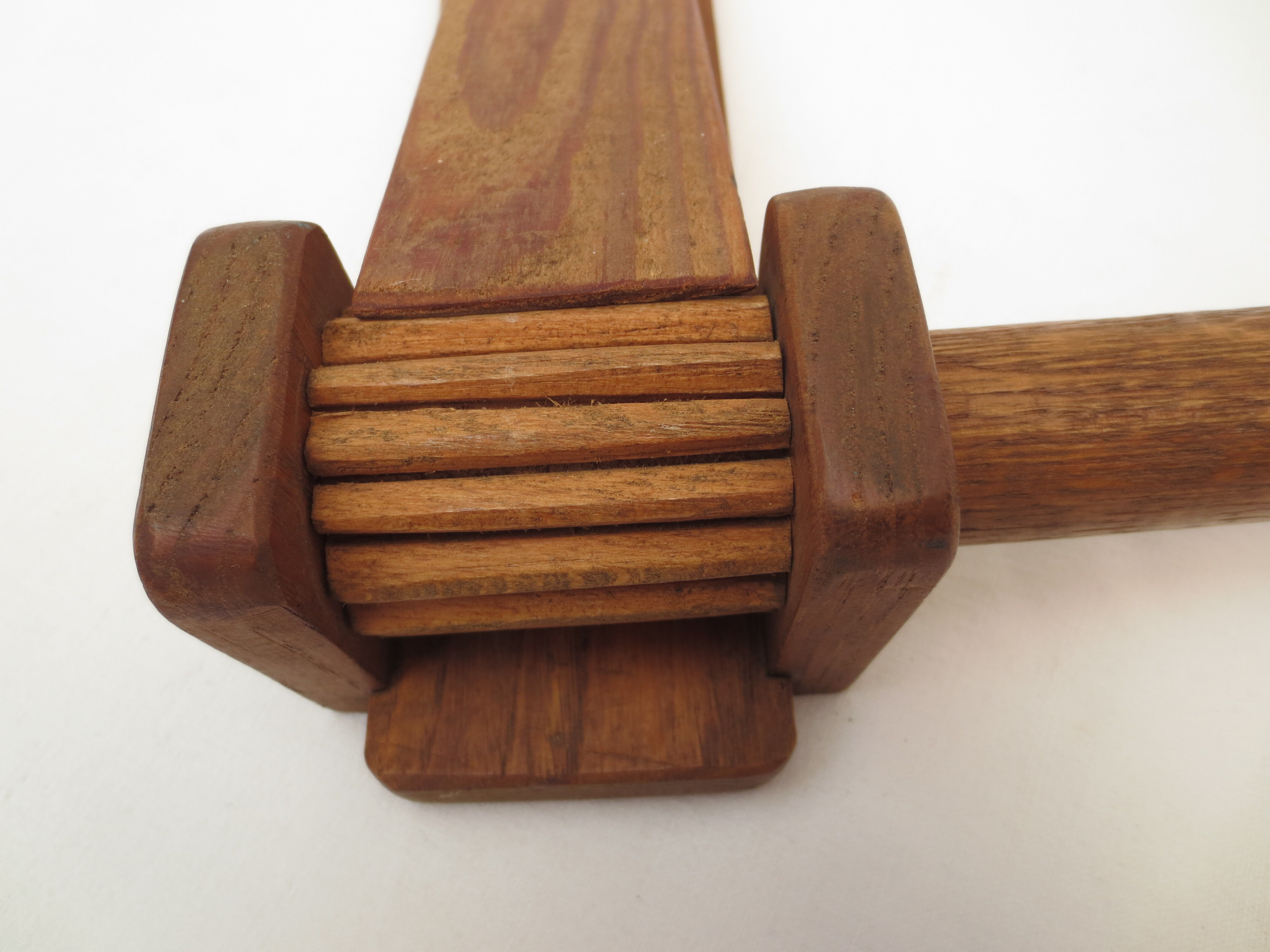 Jouet trés ancien en bois " crecelle" pour enfant