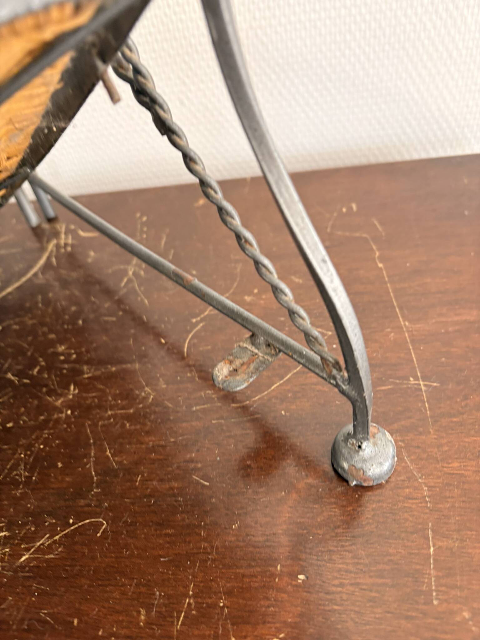 Etagère d'angle en osier et fer forgé
