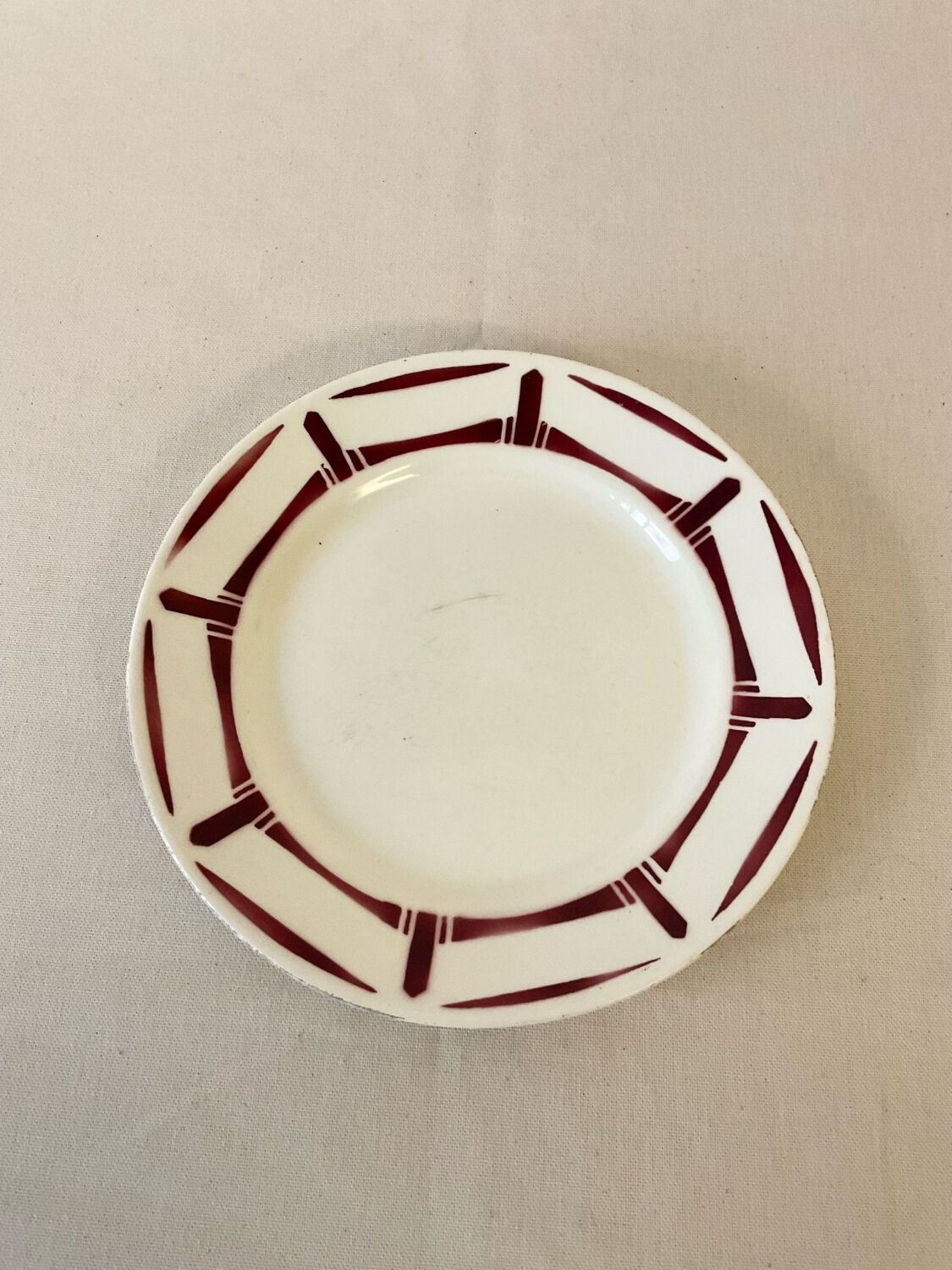 Vintage plate "Louise" – Graphic French earthenware in burgundy