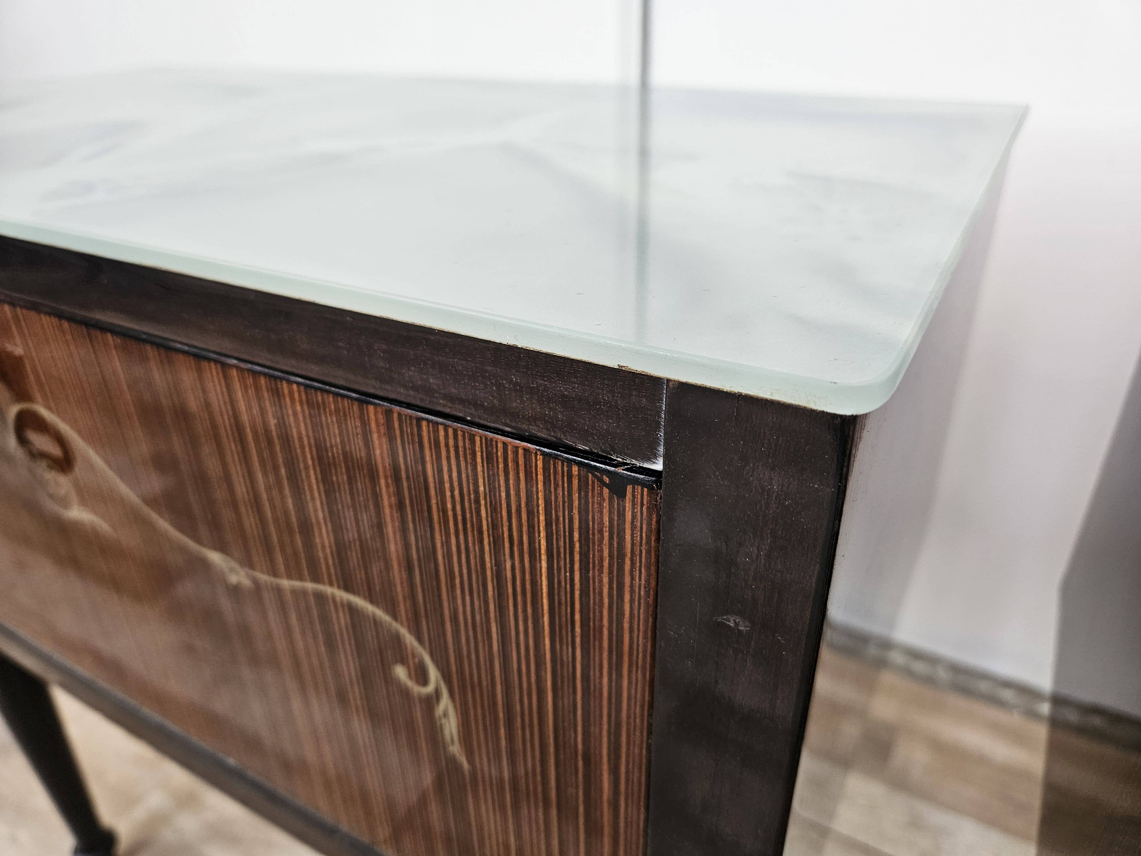 Paire de tables de chevet des années 60 avec porte à abattant et plateau en verre bleu