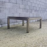 Table basse carrée en métal brossé avec verre fumé