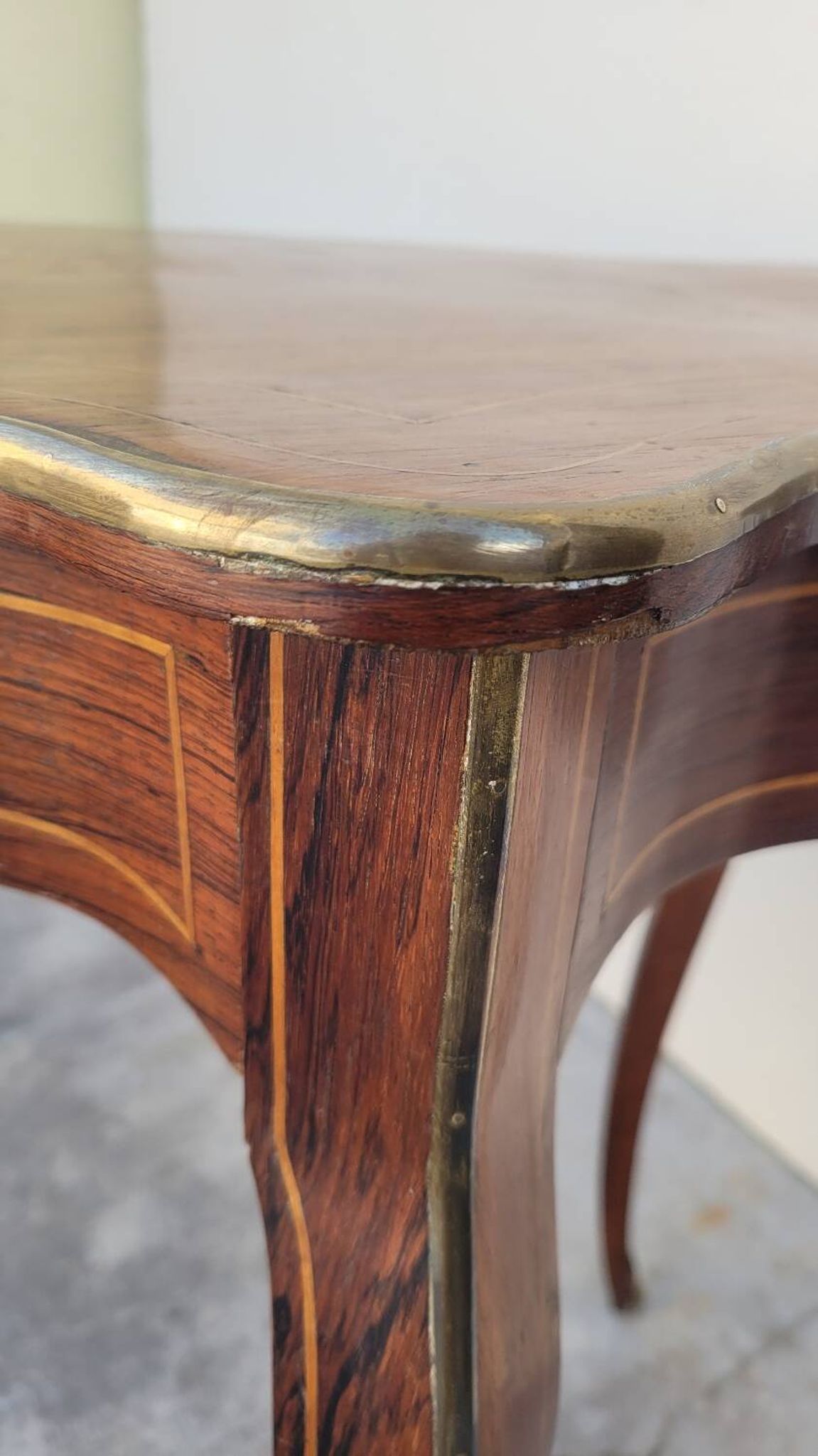 Table bureau de milieu de forme violonnée Napoléon iii 19ème en marqueterie