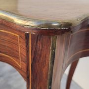 Table bureau de milieu de forme violonnée Napoléon iii 19ème en marqueterie
