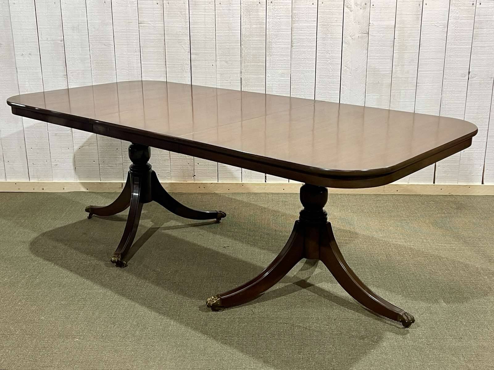 Table anglaise Regency en noyer des années 1950 avec 1 allonge