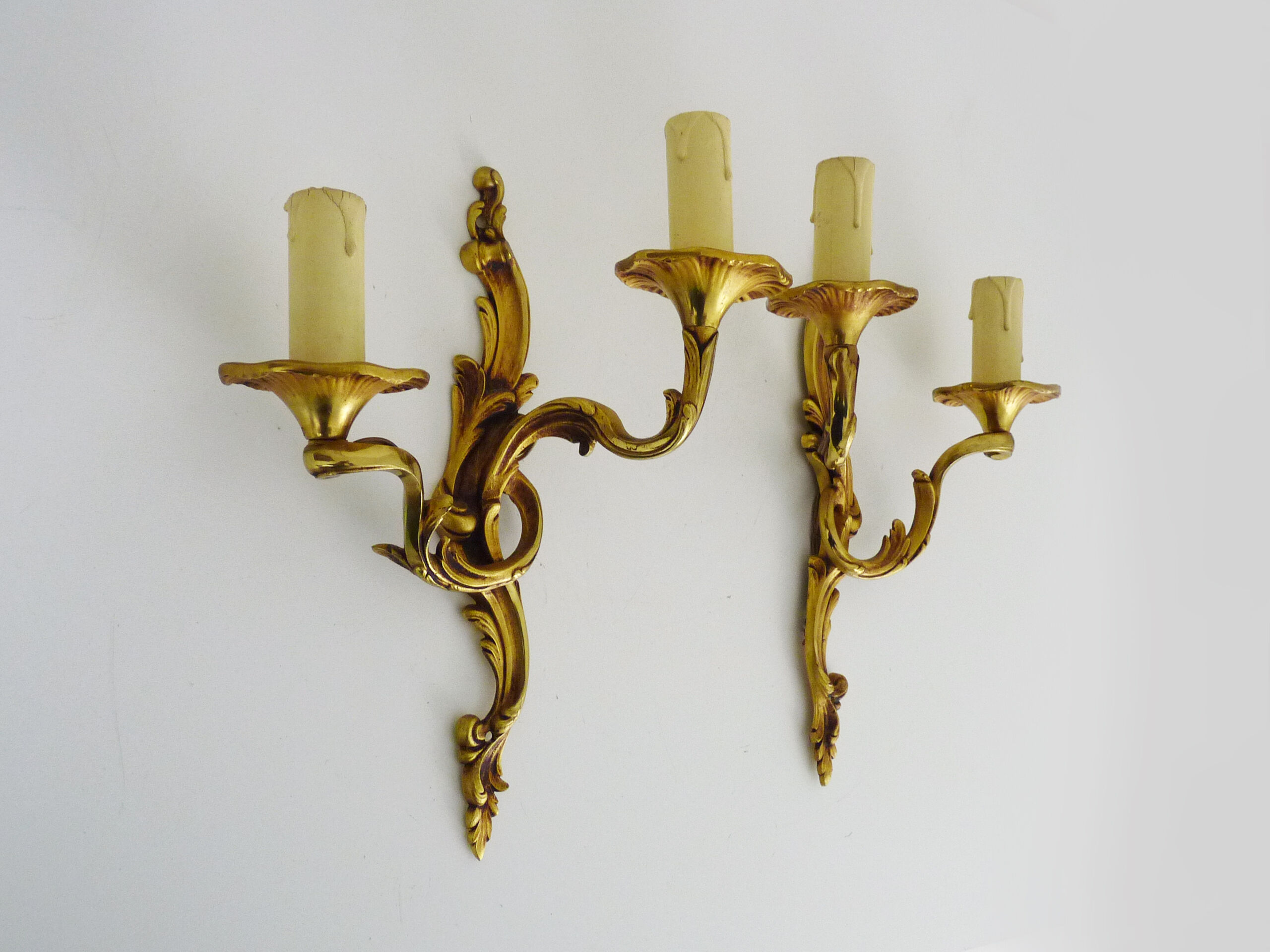 Paire d'appliques murales vintage à double feux en bronze ou laiton, feuille d'acanthes. Année 60