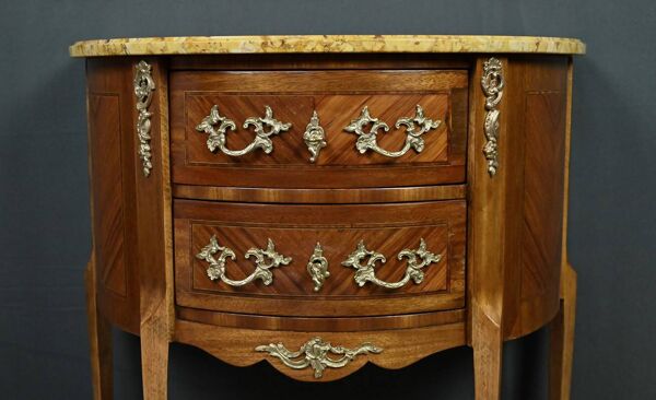 Petite commode sauteuse demi-lune en marqueterie, style transition Louis XV Louis XVI – début XXe