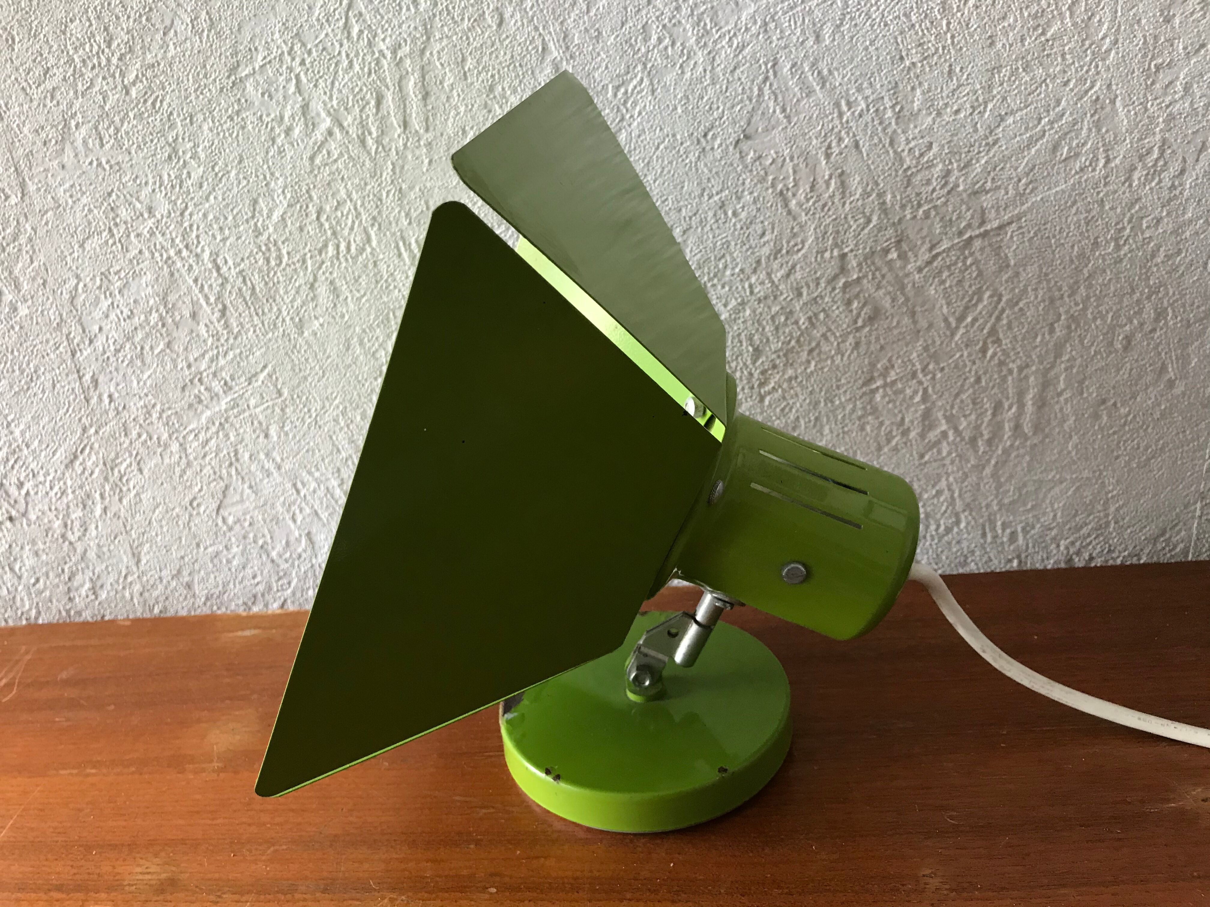 Spot articulated green laqué metal