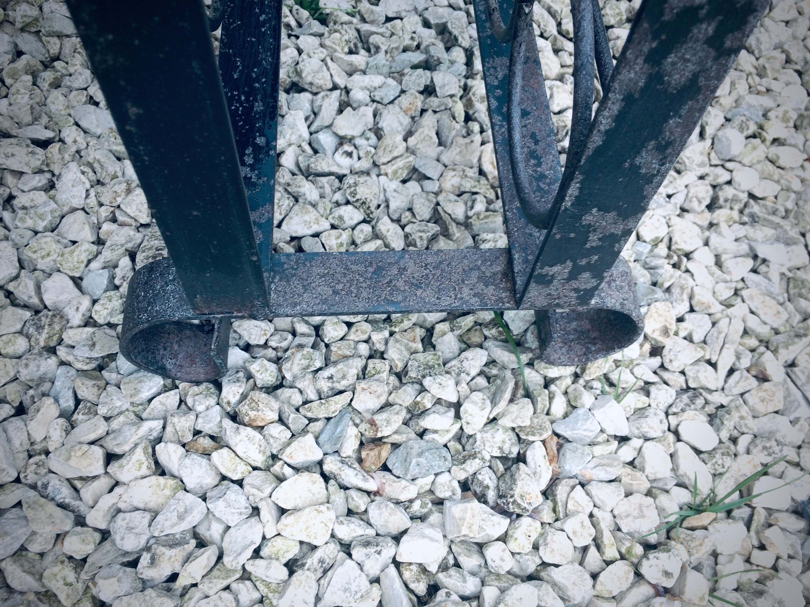Porte-bouteille ancien en fer forgé