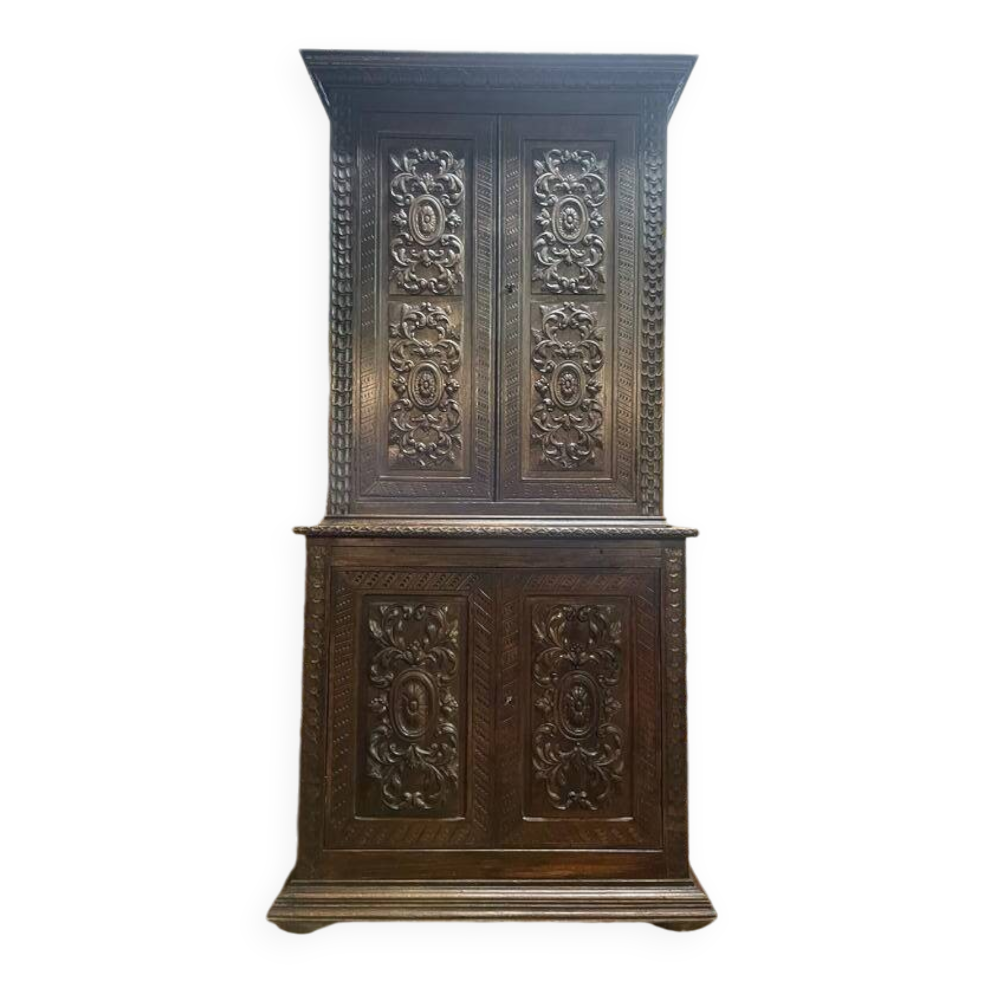 Buffet deux corps style Renaissance en chêne massif sculpté