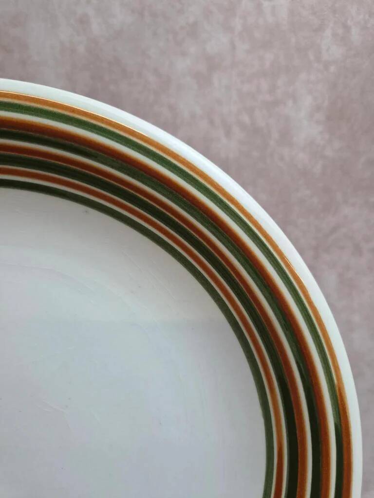 Plat rond Sarreguemines peint à la main – décor rayures vertes et brunes