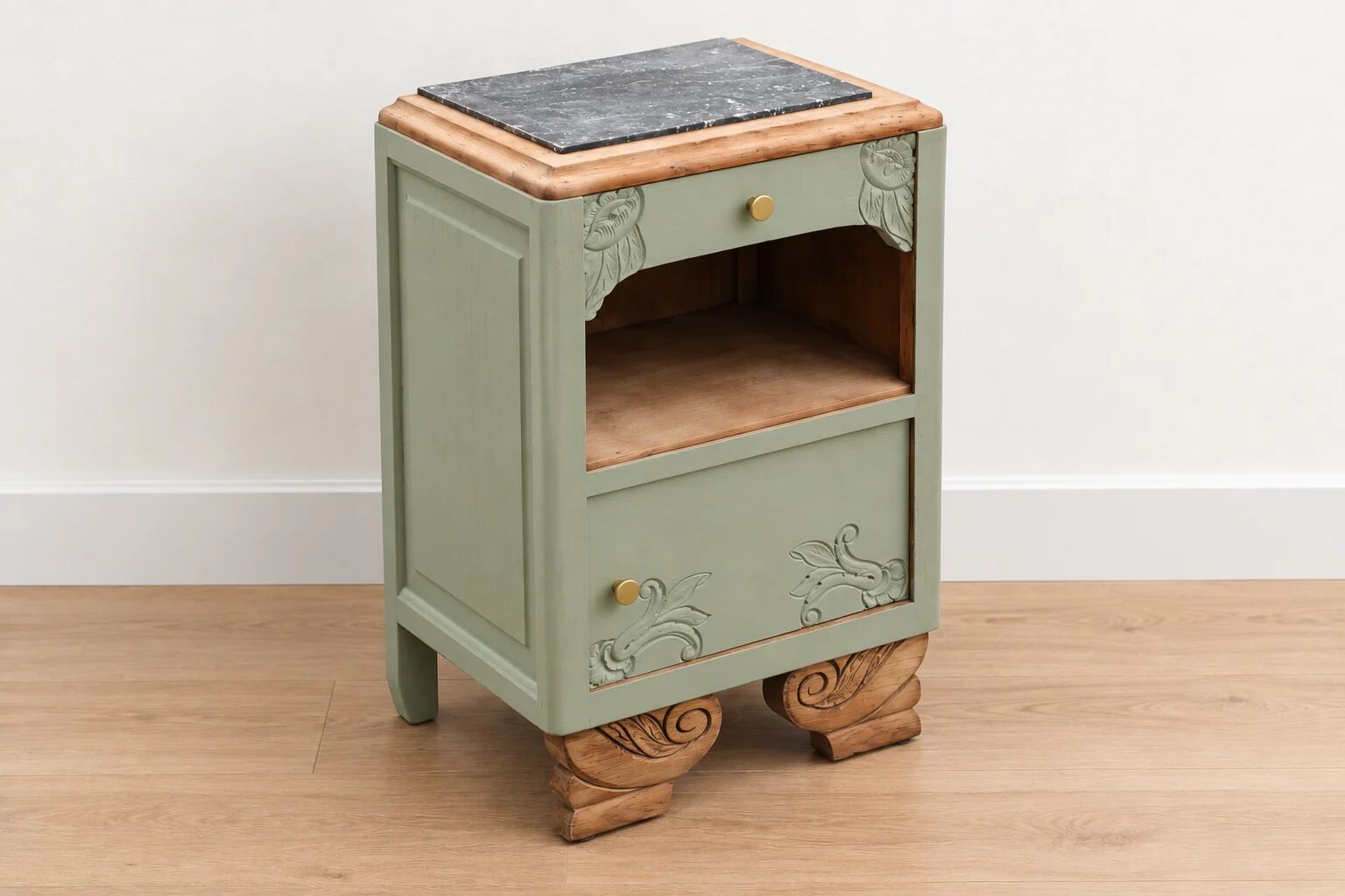 Renovated antique Art Deco bedside table – Lézard Green Pure & Paint, natural wood and marble top.