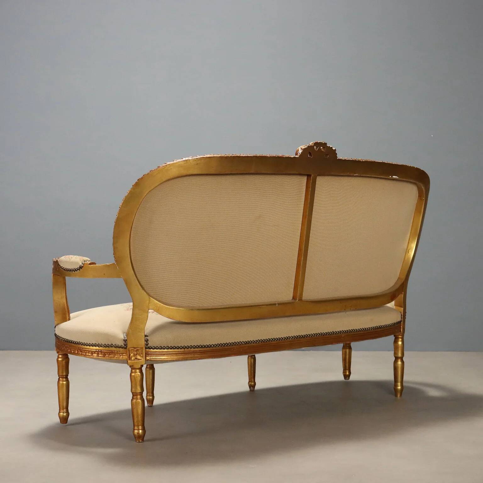 Neoclassical canapé in gilded wood