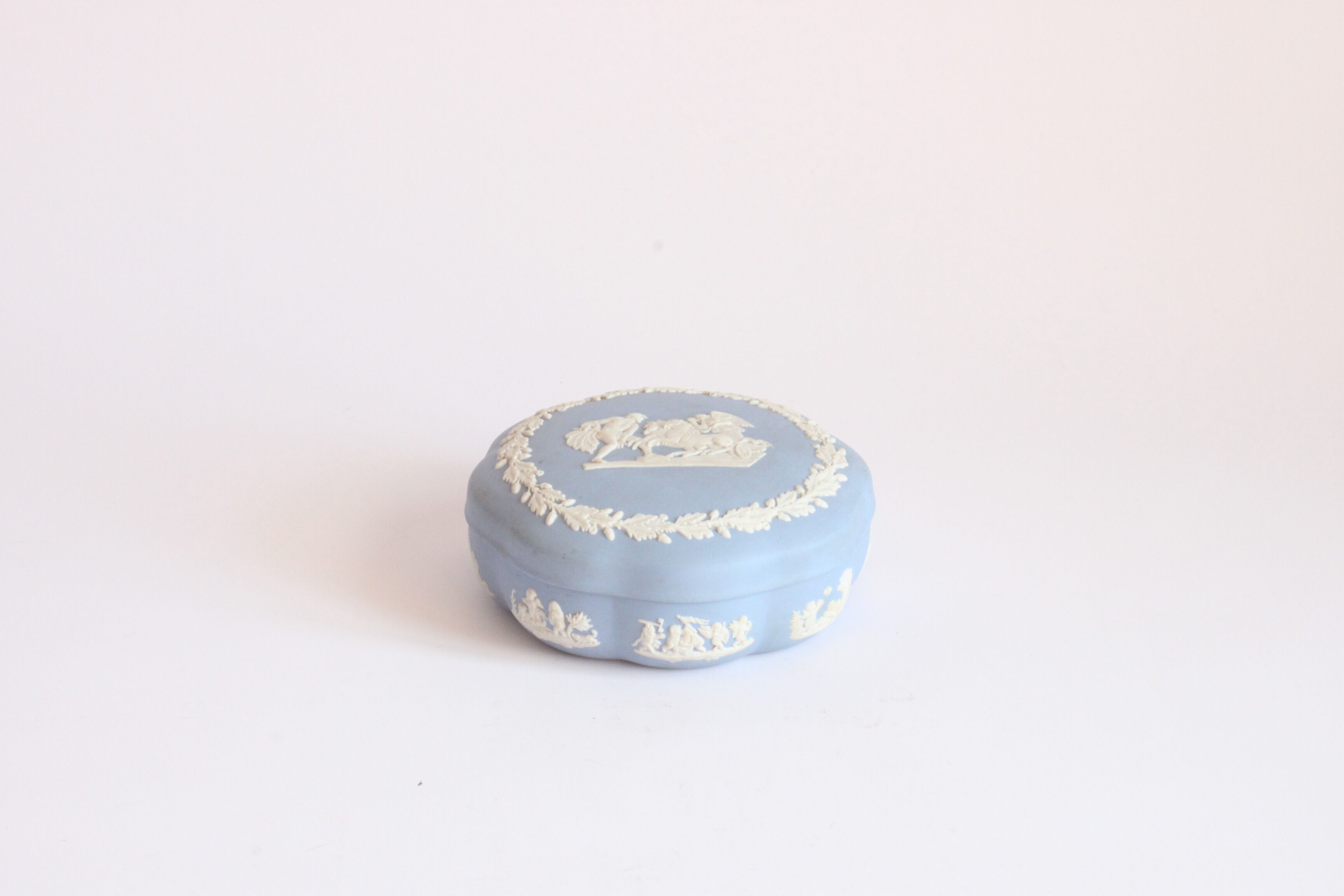 Wedgwood jasperware blue bonbonniere box, UK 1950s.