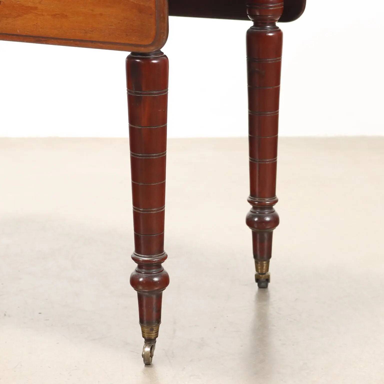 Table basse ancienne en acajou avec tiroir et décorations, XIXe siècle