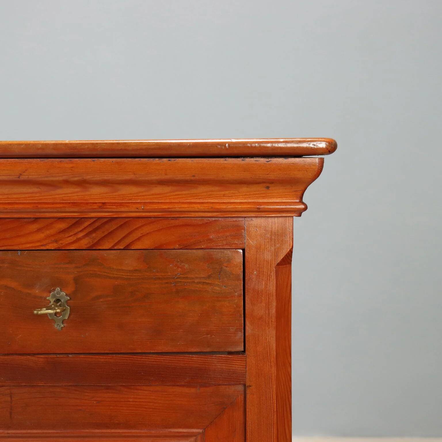 Table de chevet en mélèze - Italie fin XIXe siècle