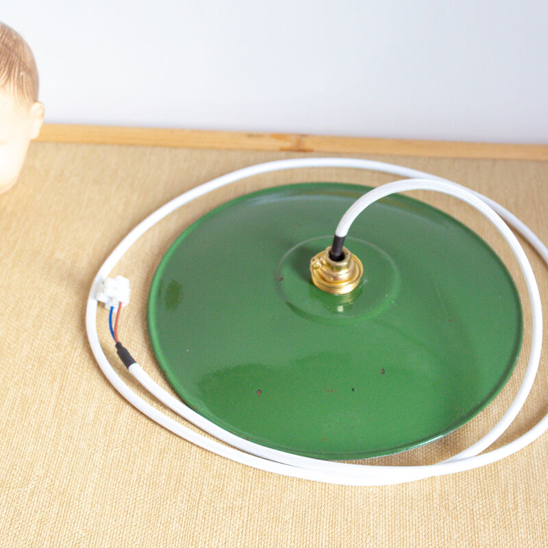 Suspension in green enamelled sheet metal