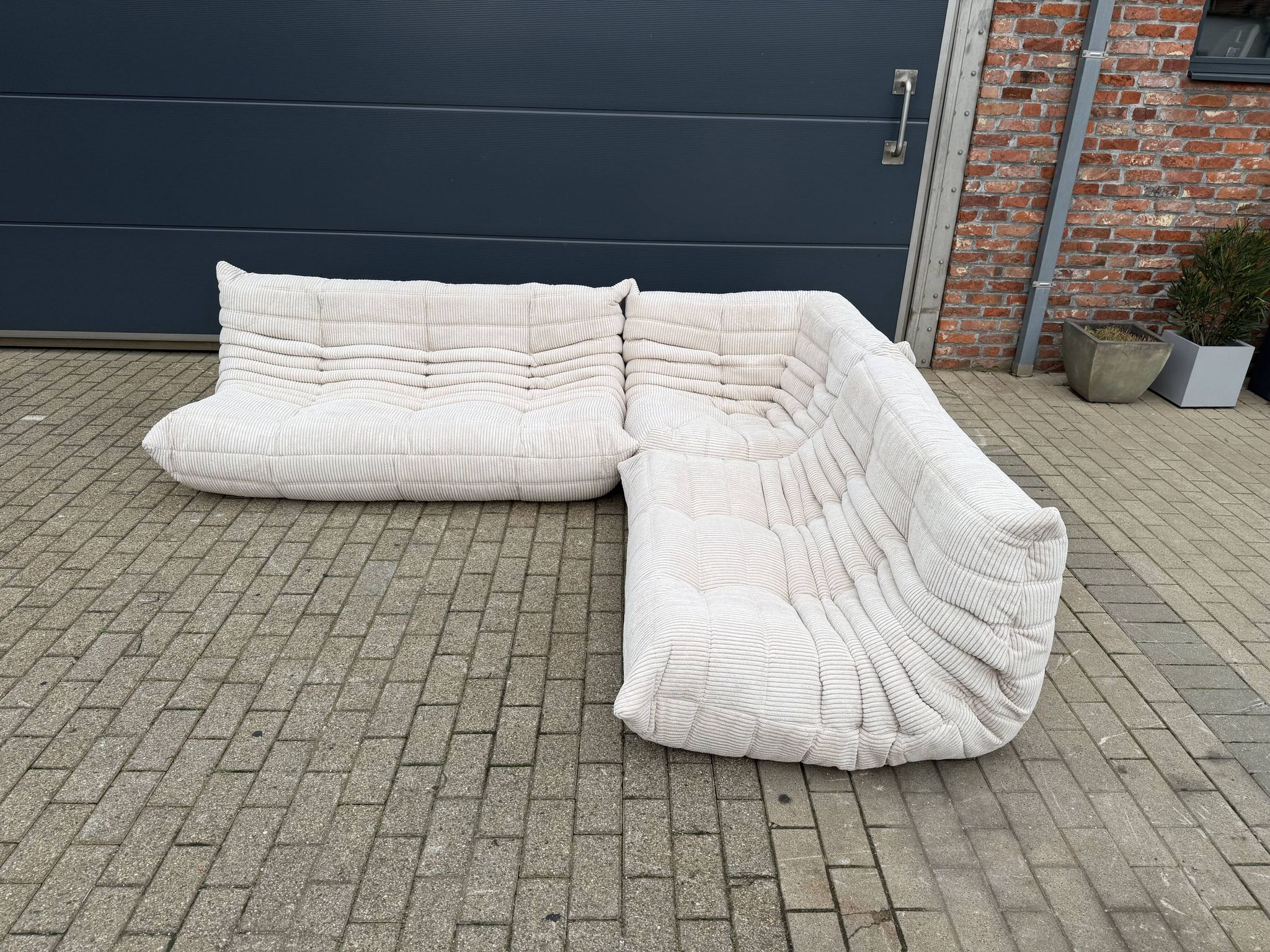 Ligne Roset Togo 3 places, 2 places et d'angle en velours côtelé beige