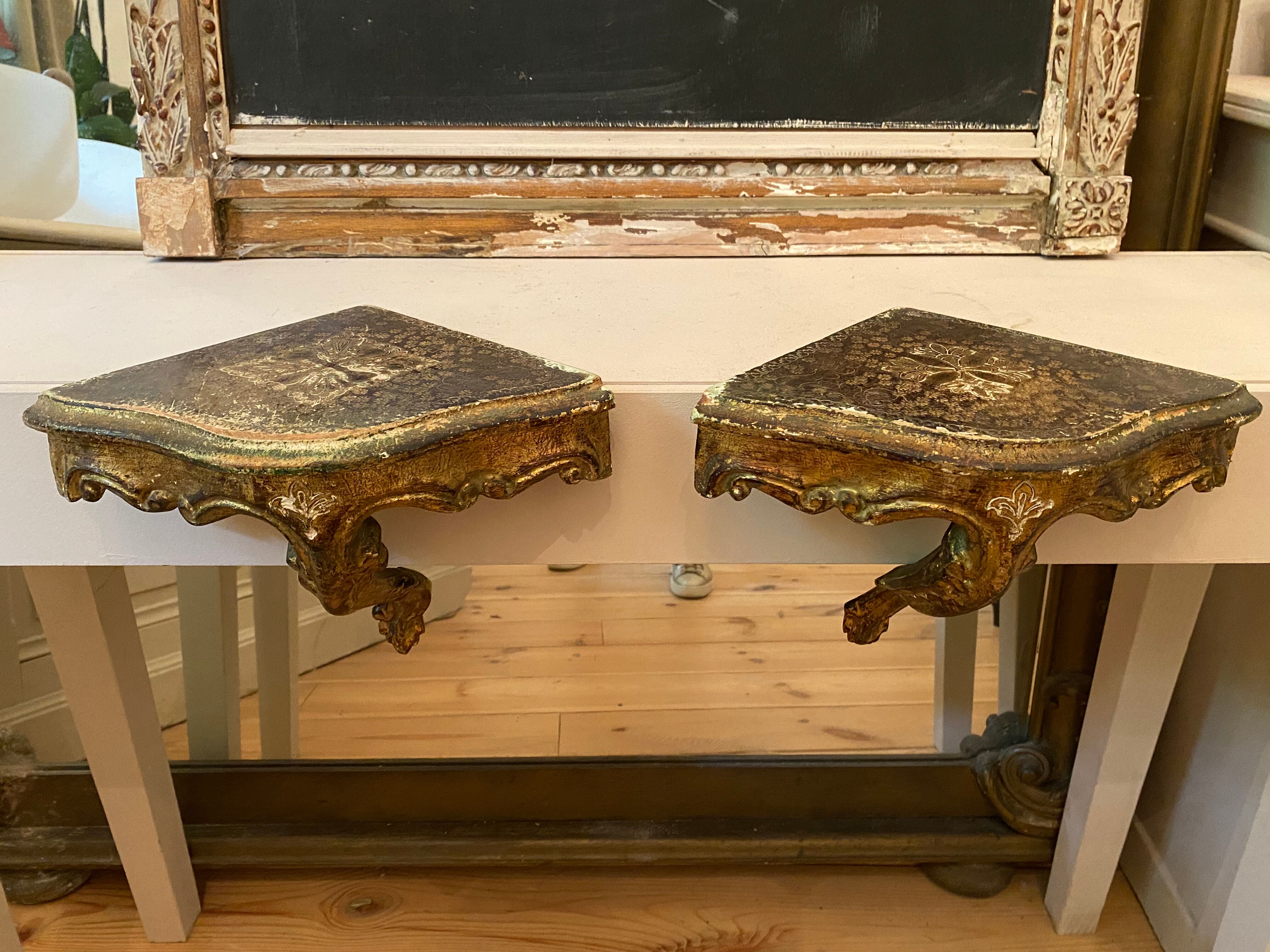 Paire de sellettes bois doré