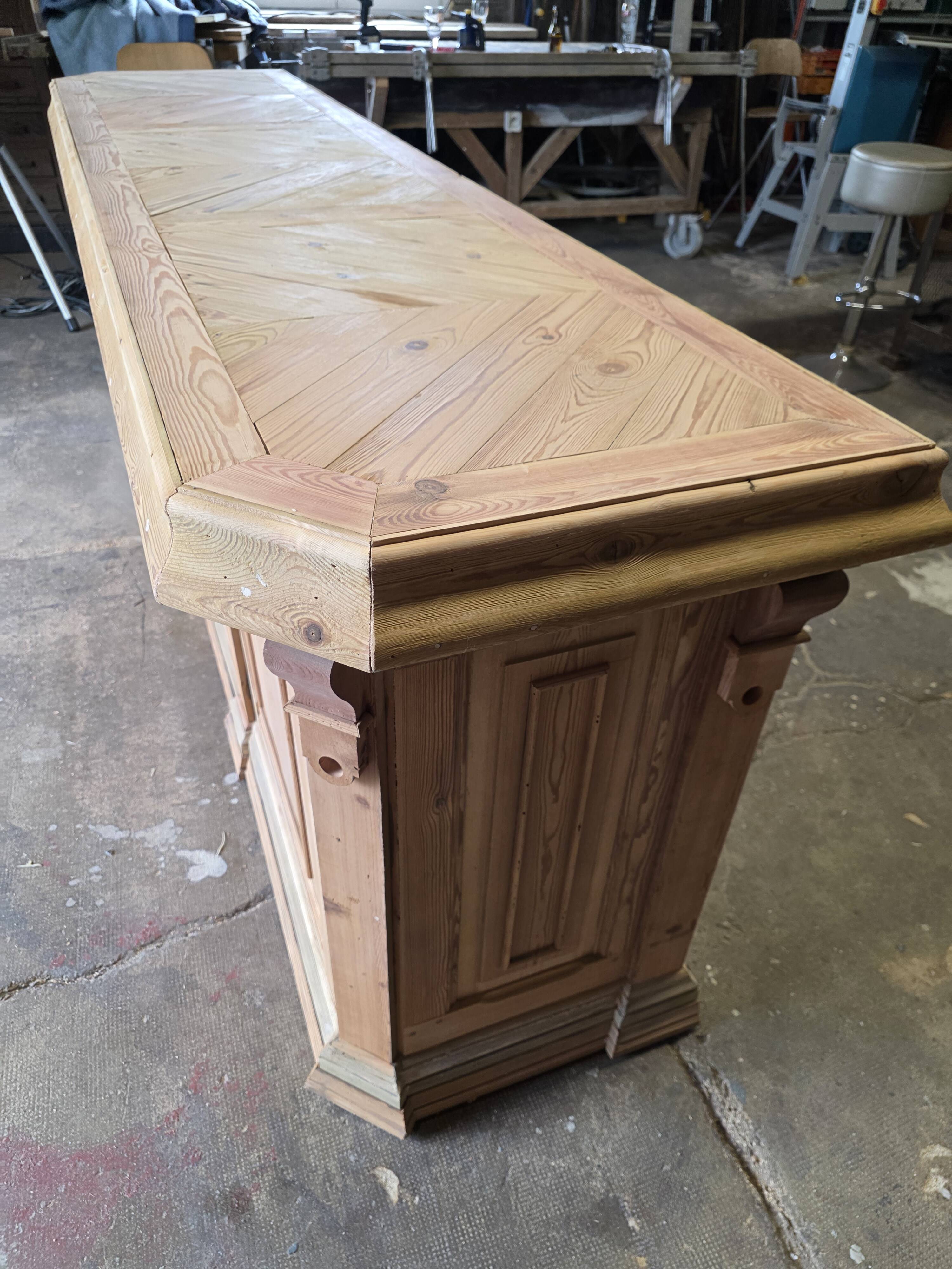 Bistro counter with a Hungarian point design.