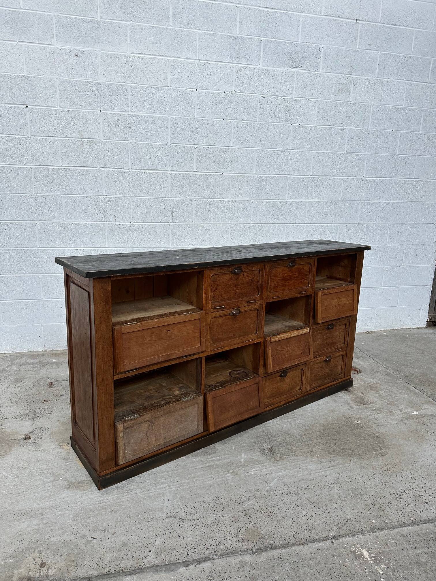 Grand miroir doré  ancien doté d’une moulure décorée et perlée  Parfait pou