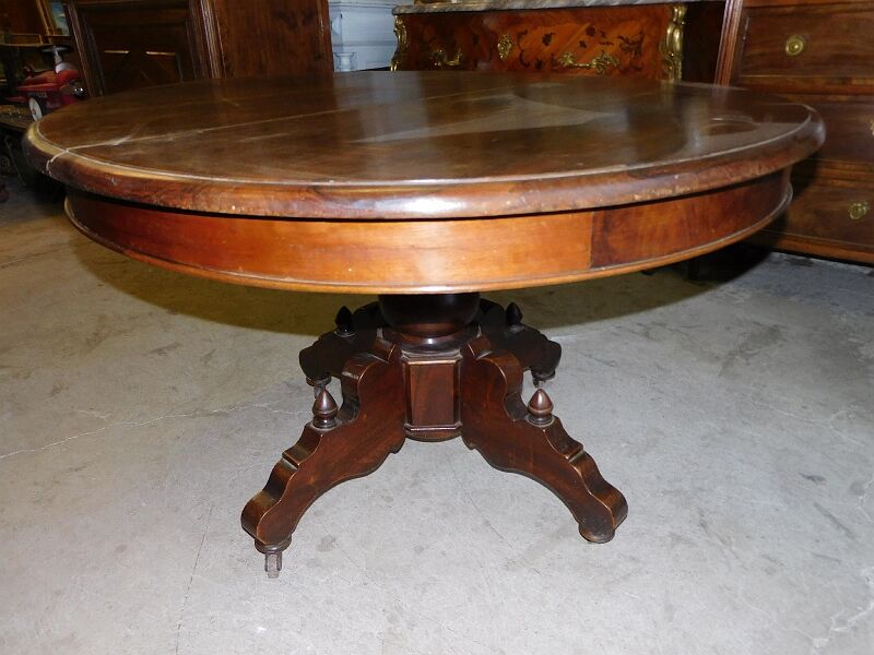 Gueridon foot central in noyer of the 19th siecle