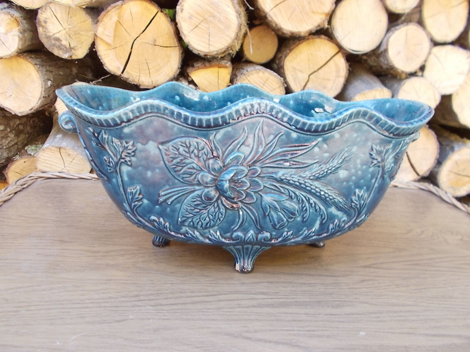 Gardener in blue earthenware