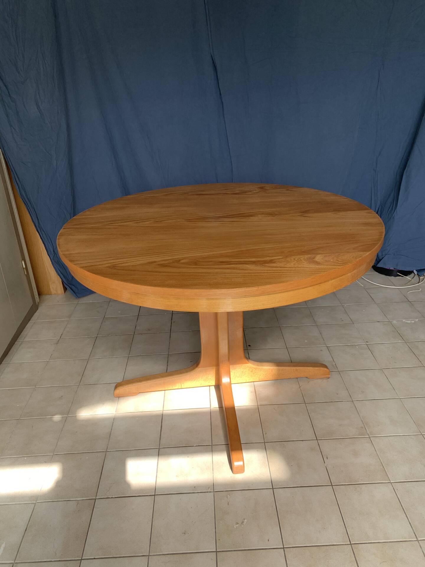 Table ronde en bois avec piétement style Baumann