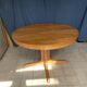 Table ronde en bois avec piétement style Baumann