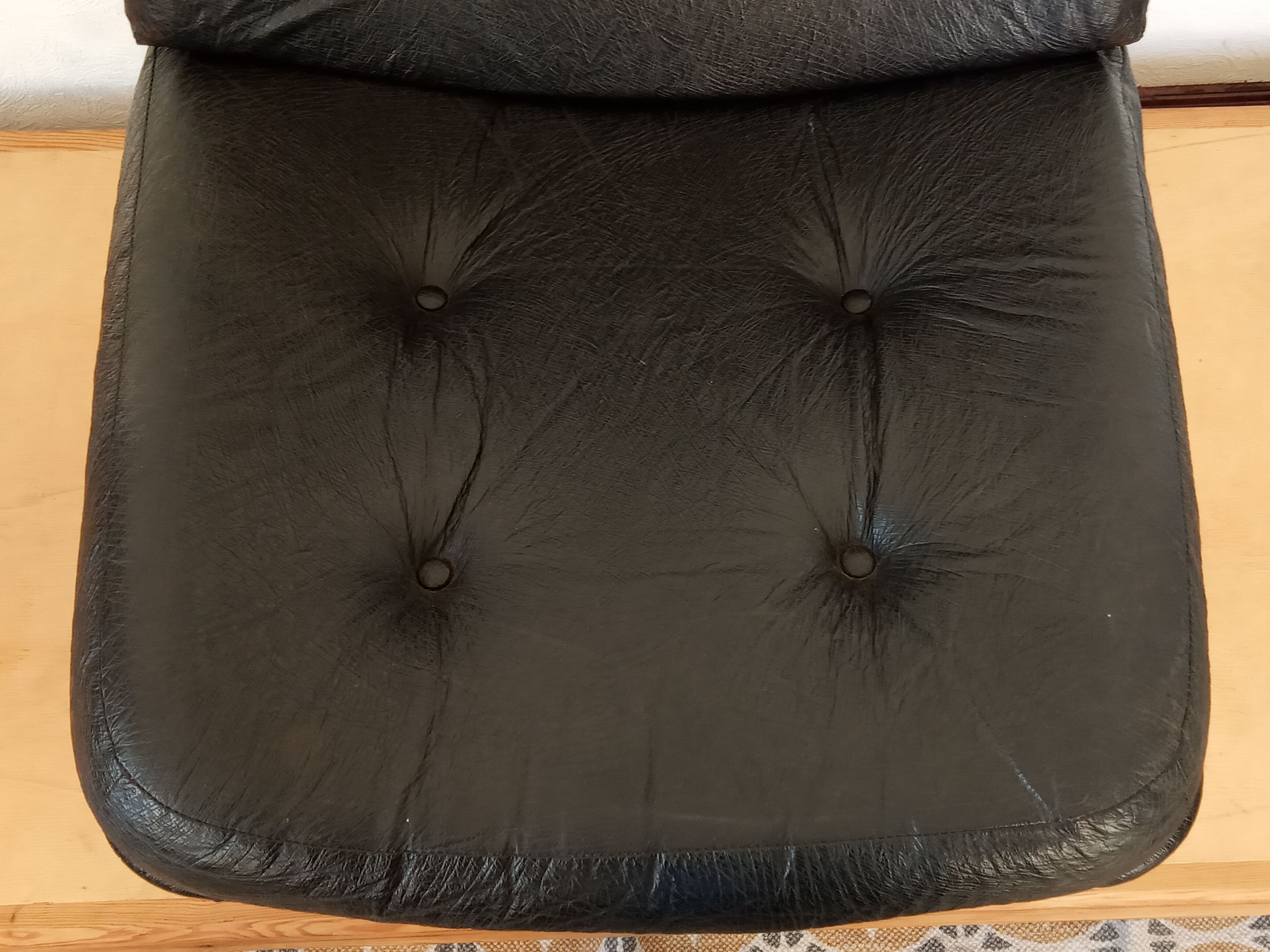Fauteuil pivotant en skaï noir années 60