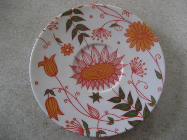 6 cups and VOLUFORM vintage melamine sub-cups