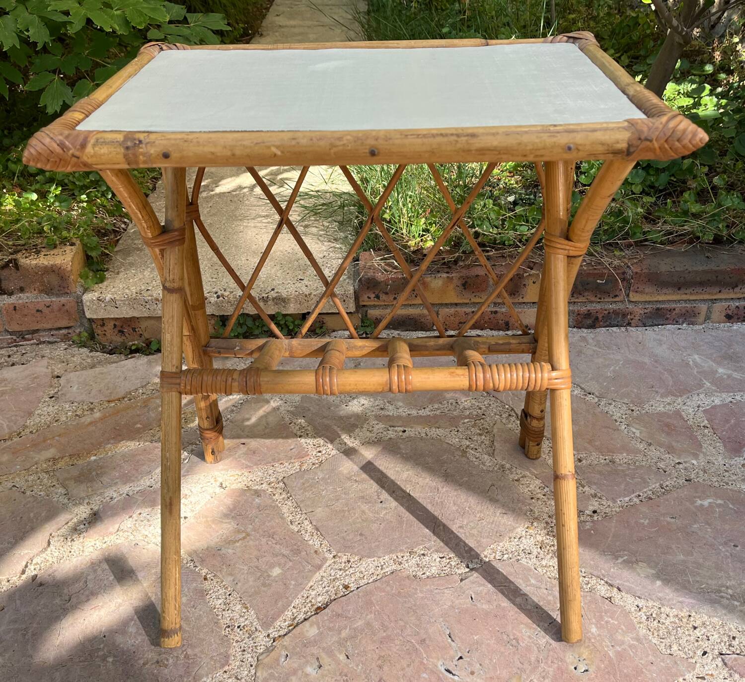 Bout de canapé - table d’appoint en rotin