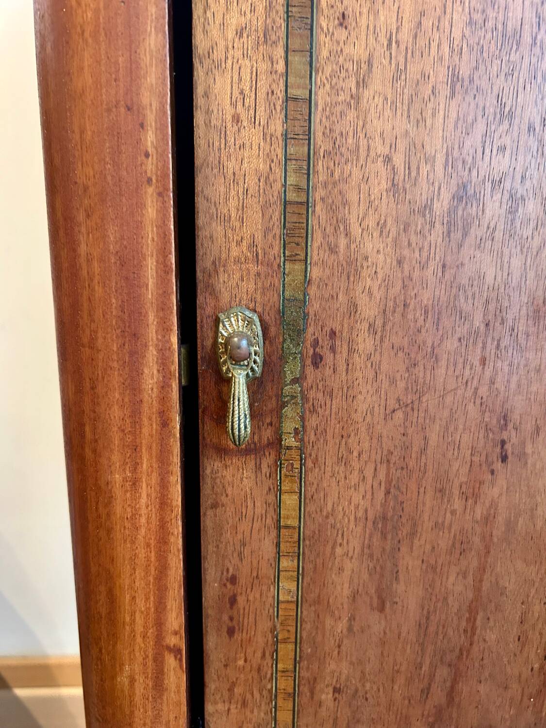 Antique bedside table in wood and marble – adorned with gilded brass ornaments –