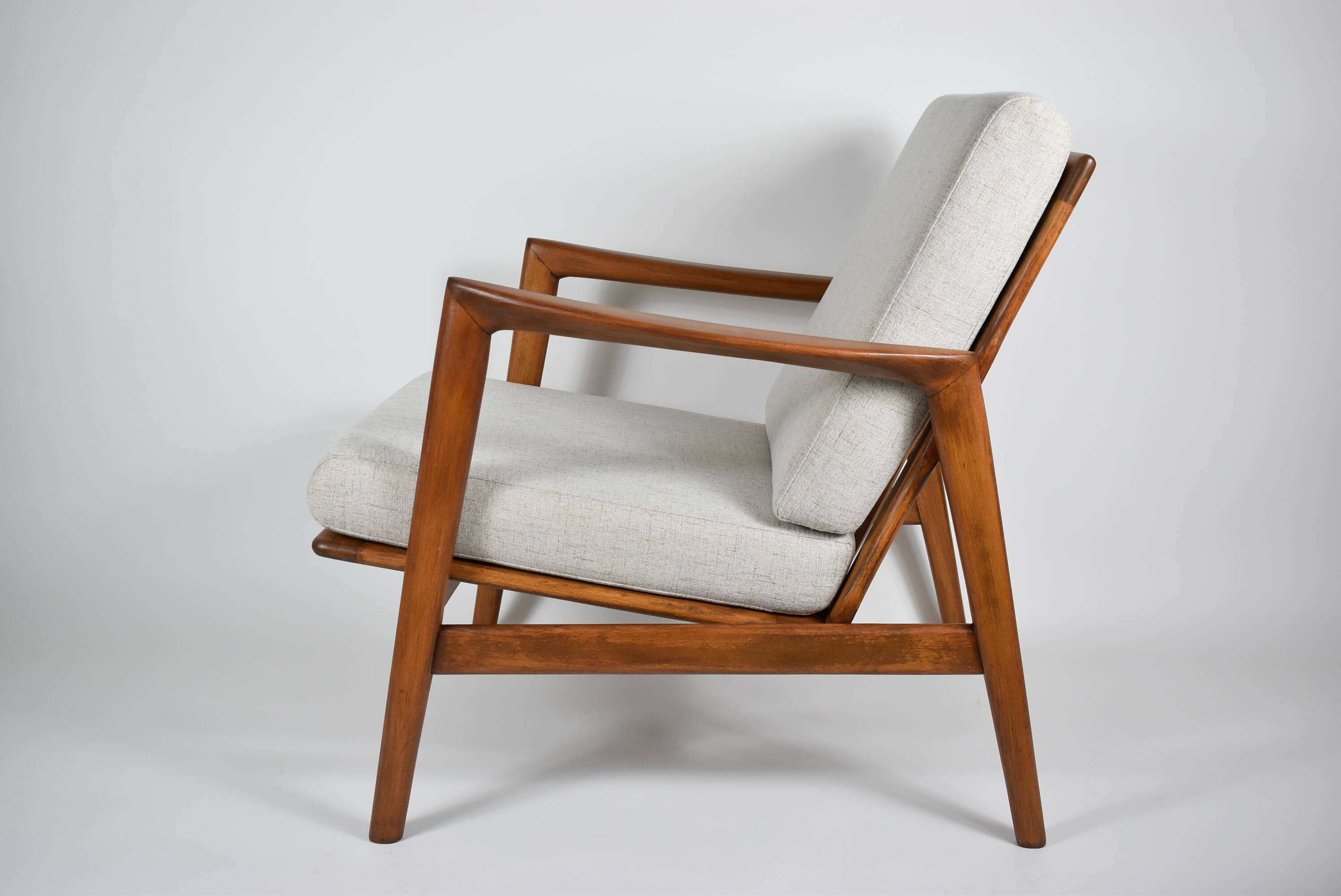 Fauteuil scandinave restauré avec repos-pieds, icône des années 60, tissu marron, teck
