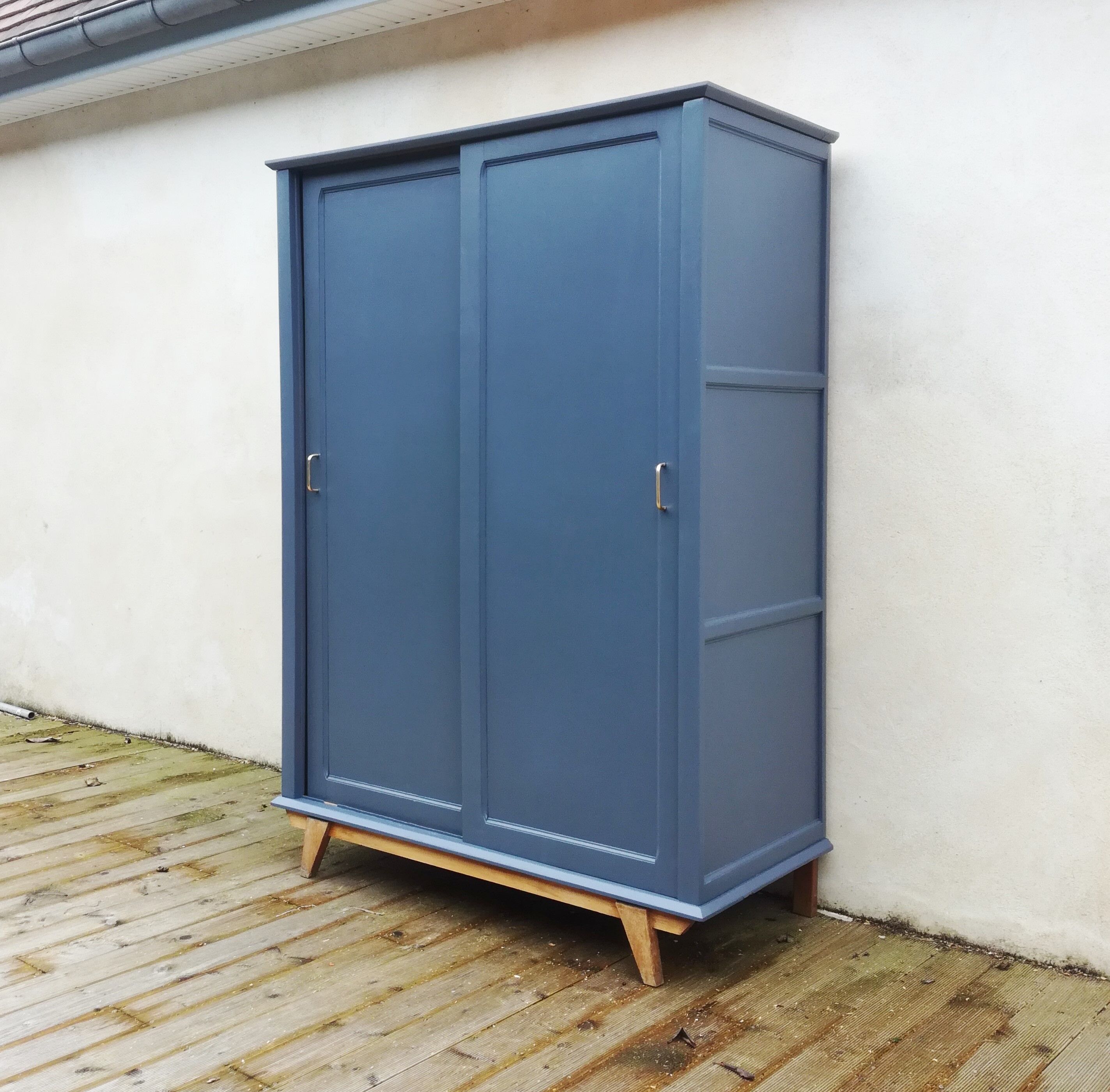 Compass foot cabinet