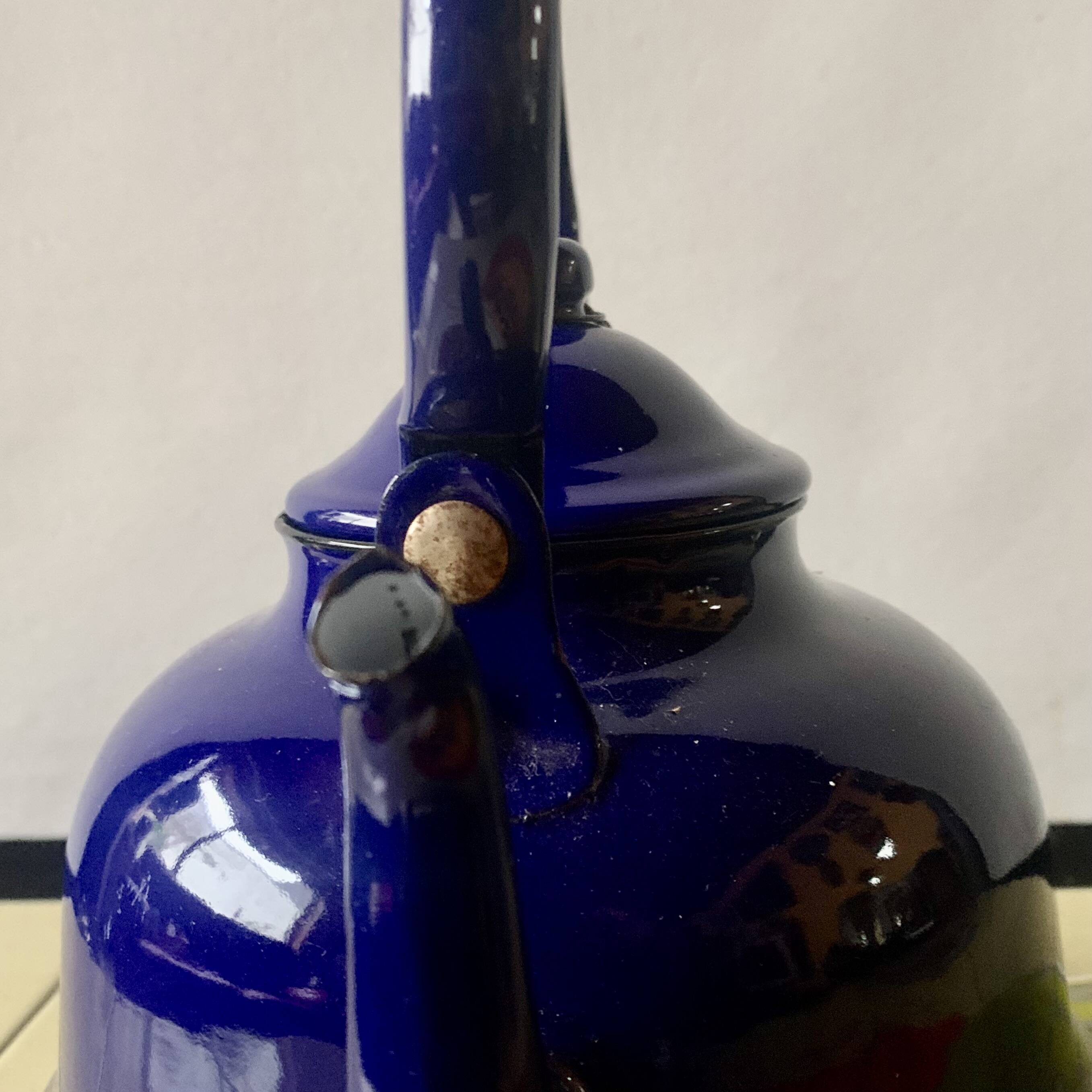 Bouilloire vintage en tôle émaillée bleue