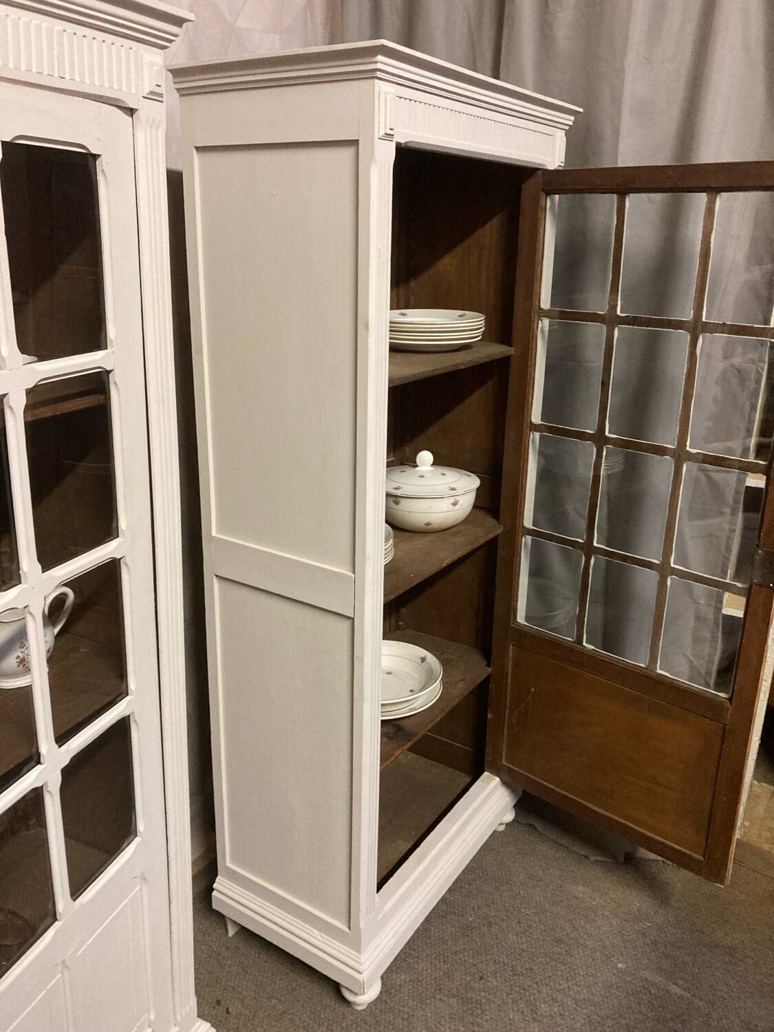 Pair of Parisian showcases