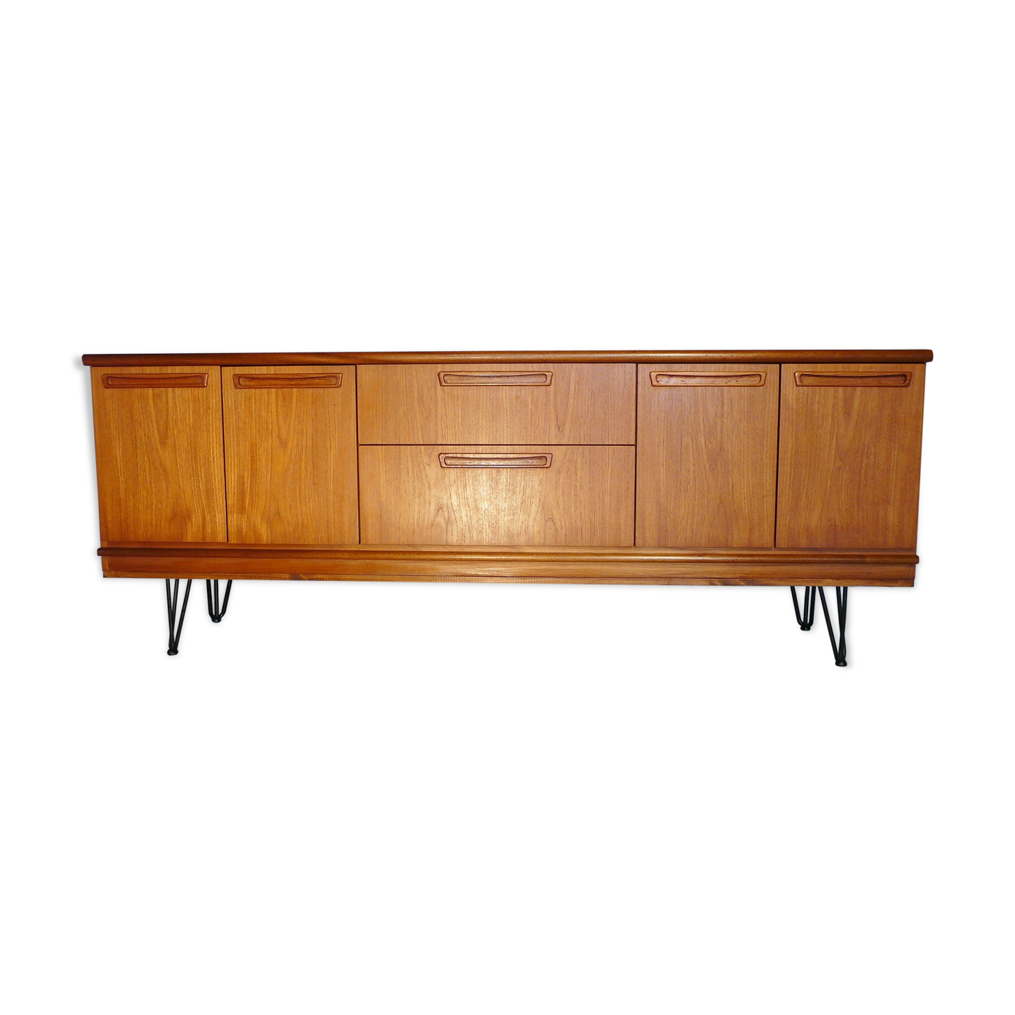 Scandinavian line in Meredew teak