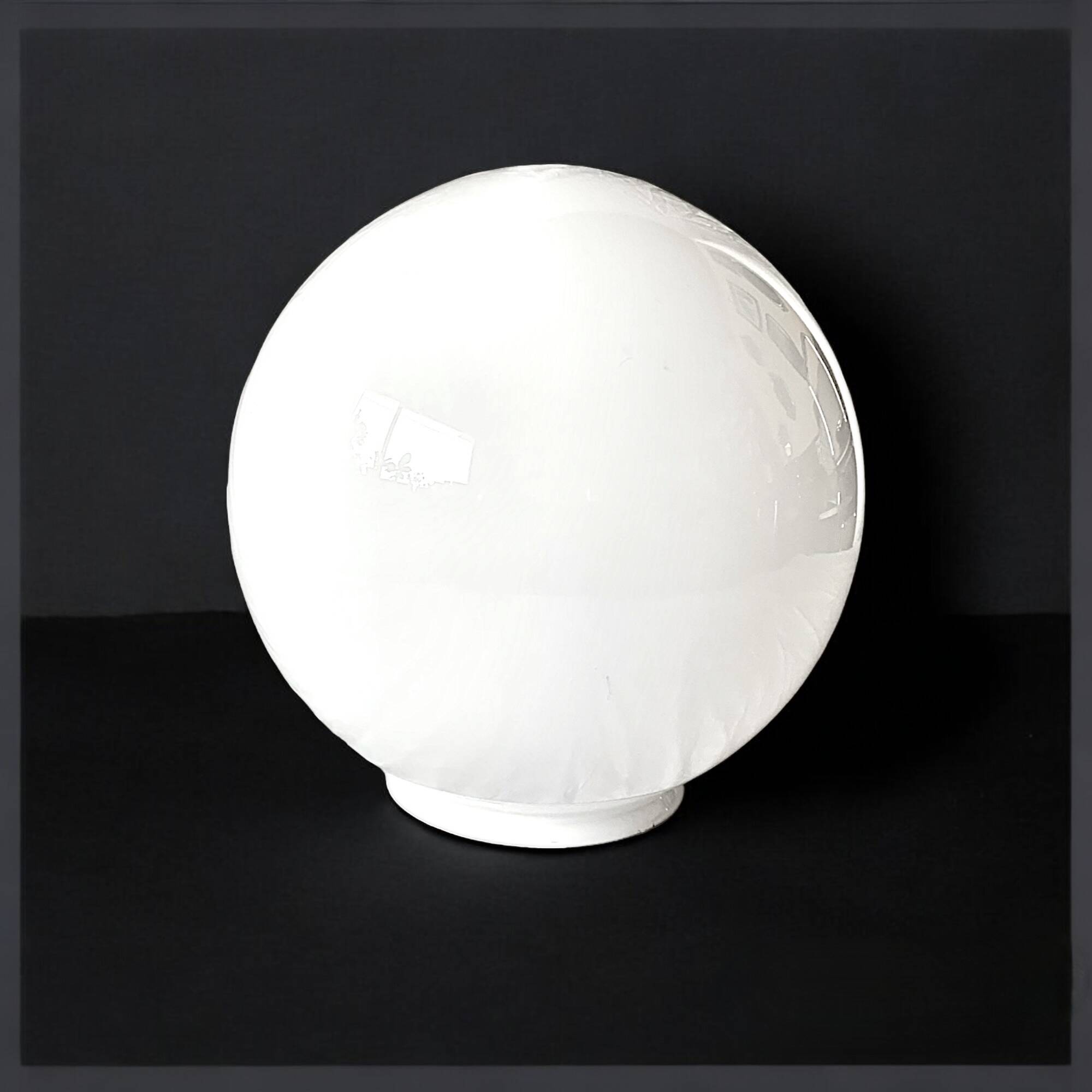 Globe boule vintage en opaline blanche - 28 cm
