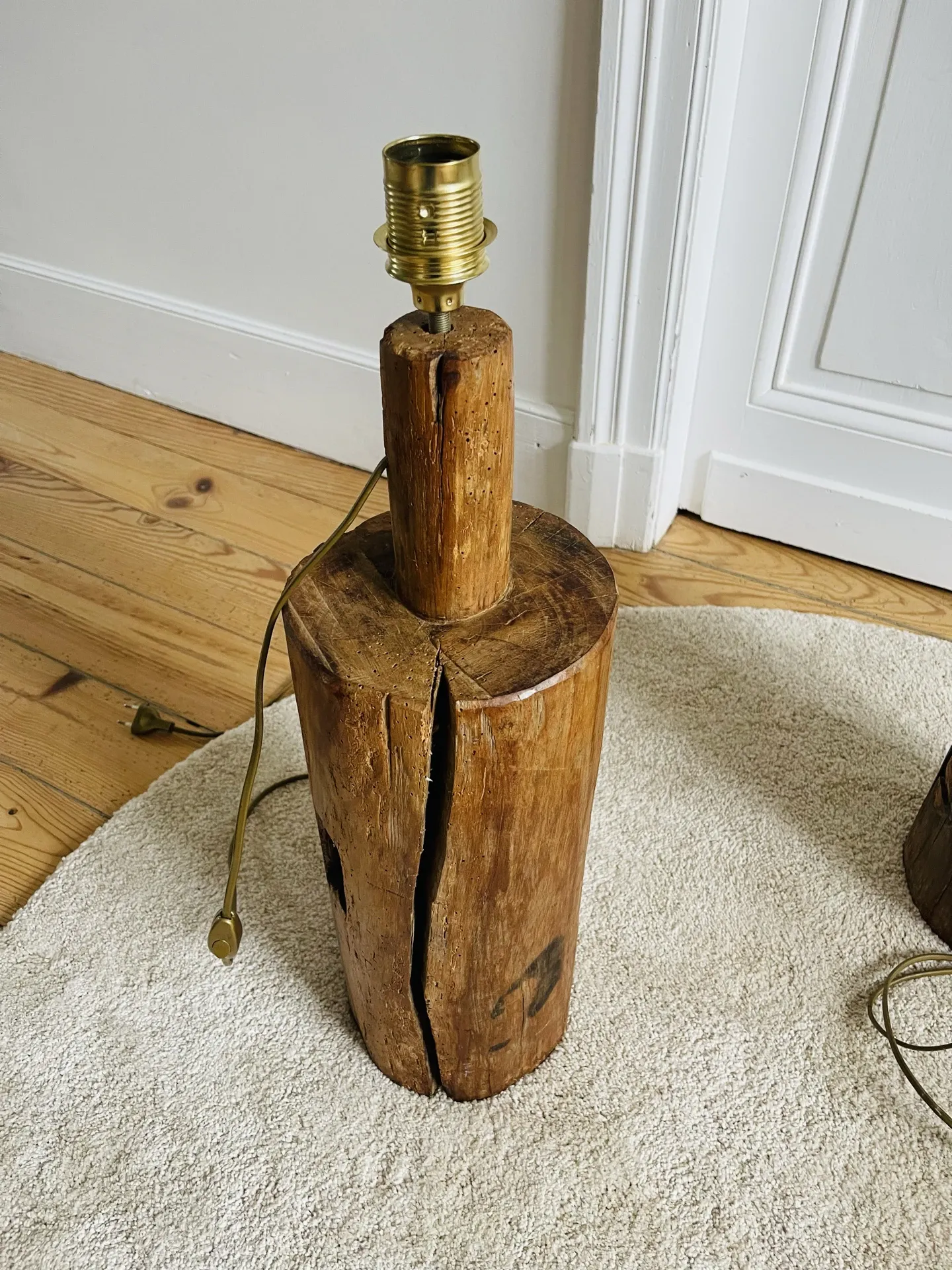 Lampe en bois brutaliste