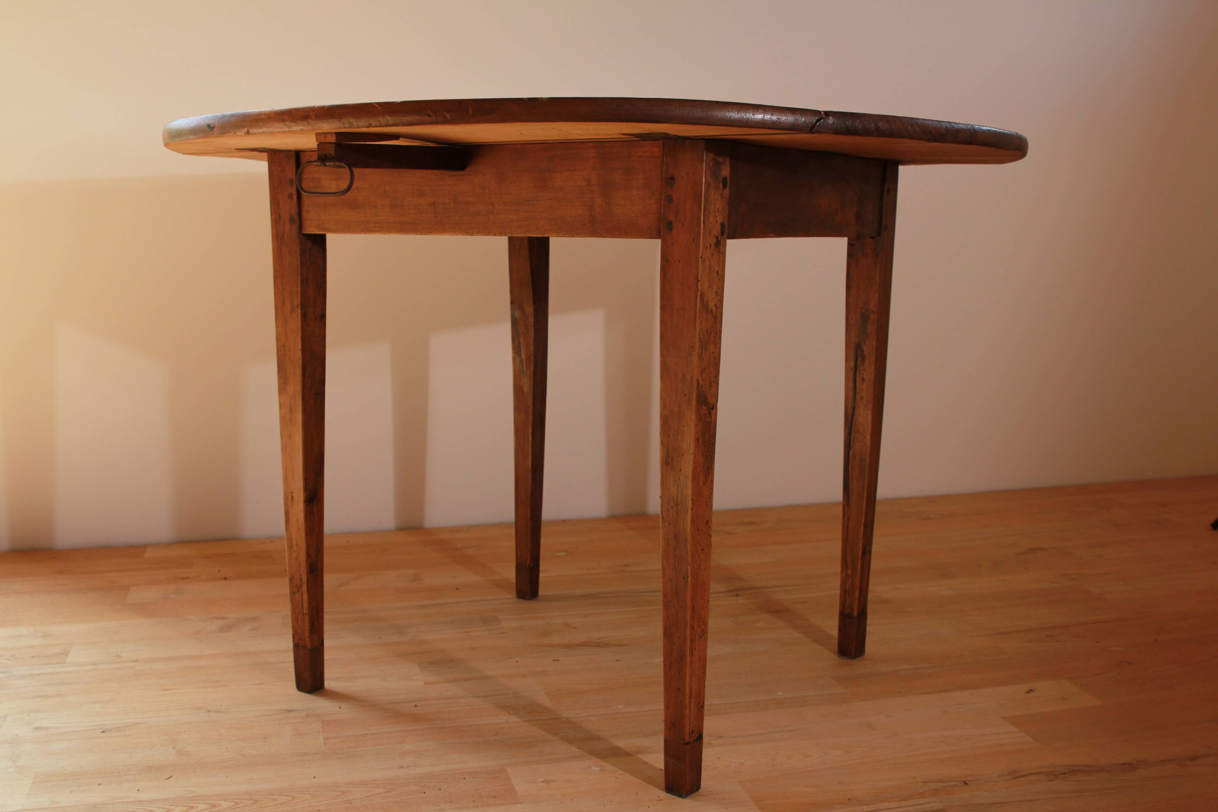 Round table in raw wood