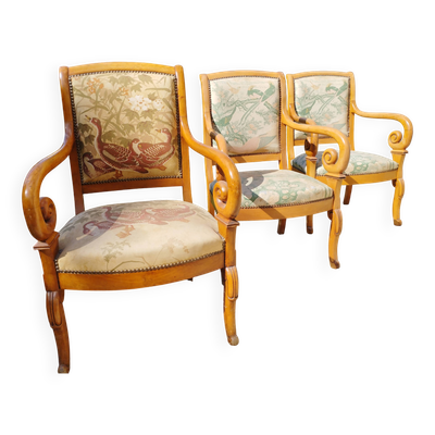 Trois fauteuils à crosse style Restauration