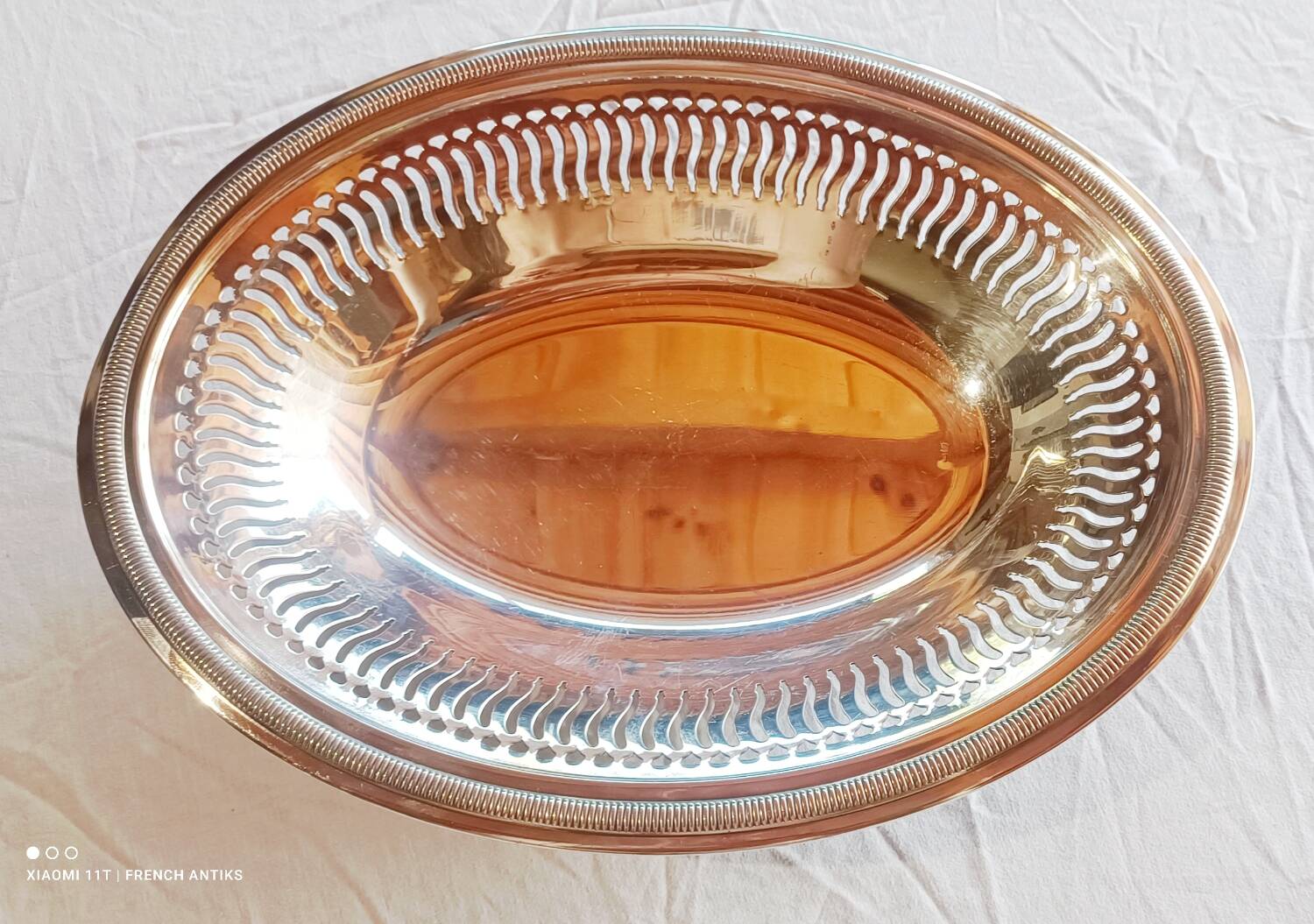 basket, silver-plated metal, moulded and chiseled with a gadrooned frieze
